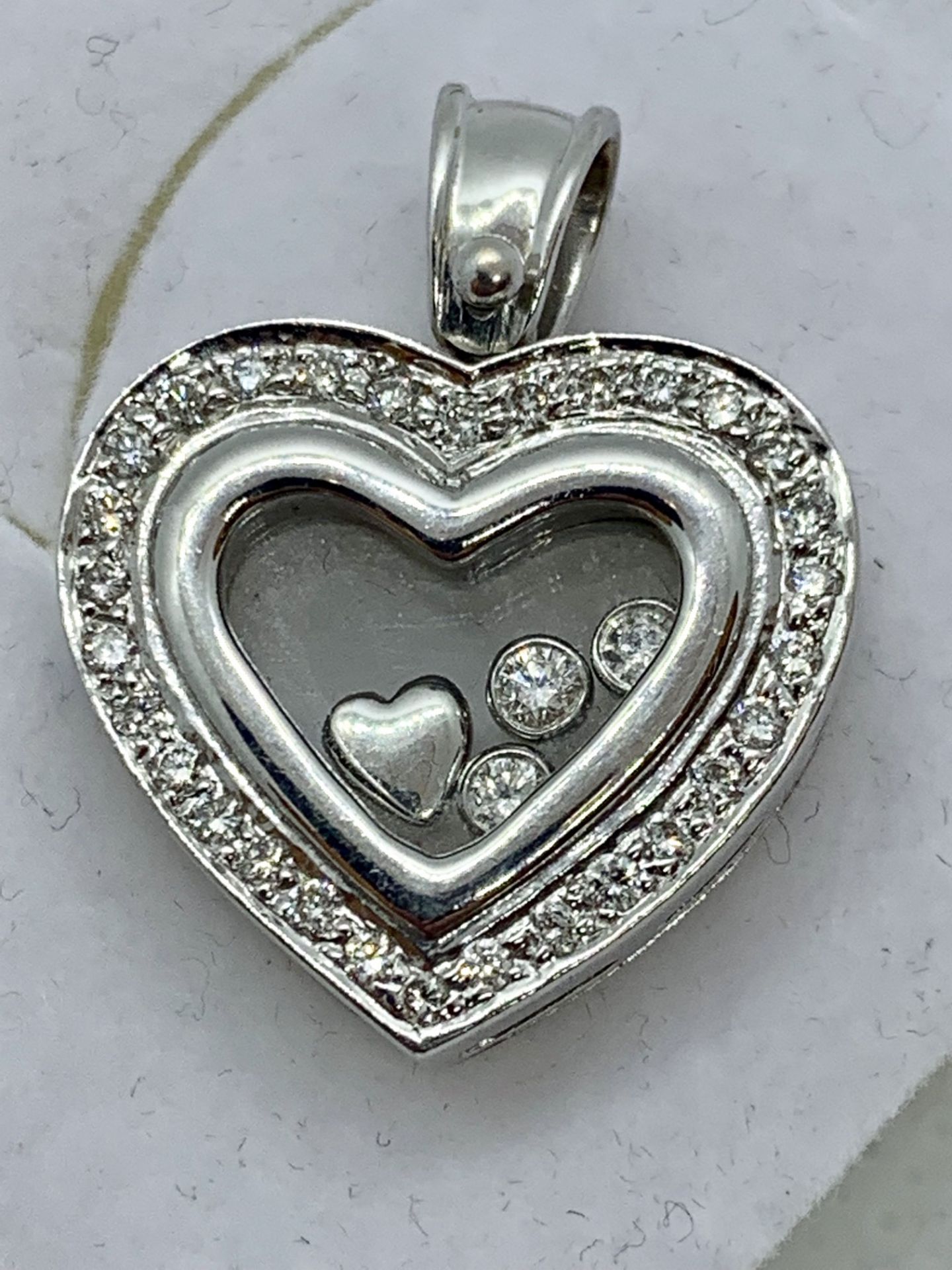 18ct WHITE GOLD FLOATING DIAMONDS HEART PENDANT - 10 grams