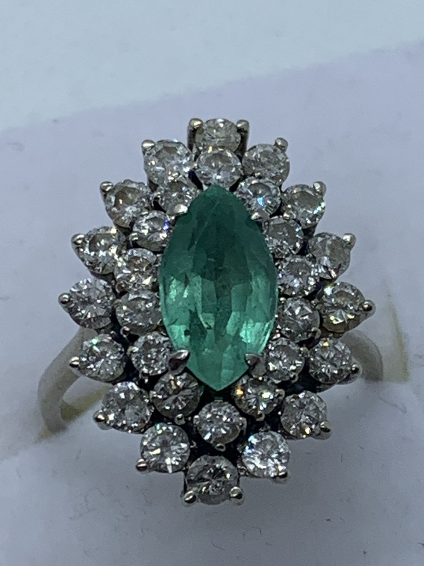 FINE EMERALD & DIAMOND RING SET IN WHITE METAL (TESTED AS WHITE GOLD)