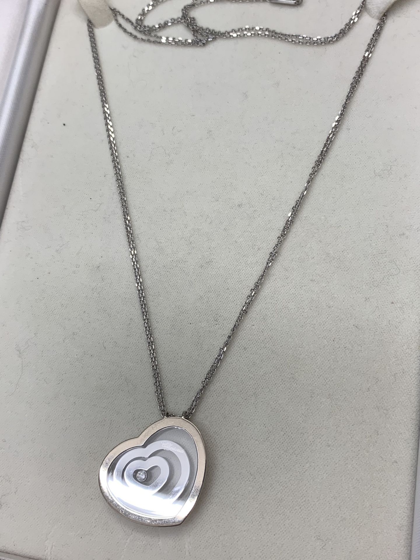 18ct WHITE GOLD CHOPARD FLOATING TRIPLE HEART PENDANT & 18ct WHITE GOLD CHAIN - Image 3 of 9