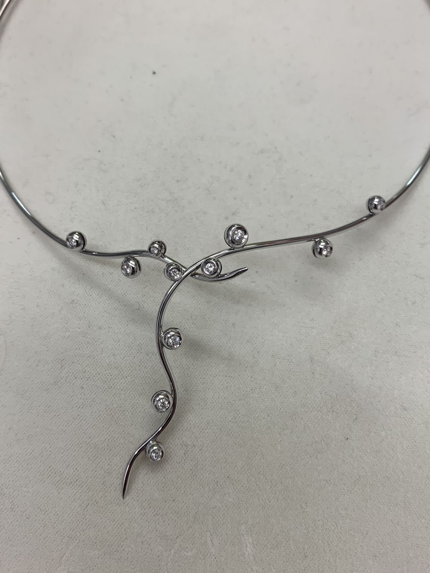 18ct WHITE GOLD DIAMOND SET NECKLACE - Image 2 of 3