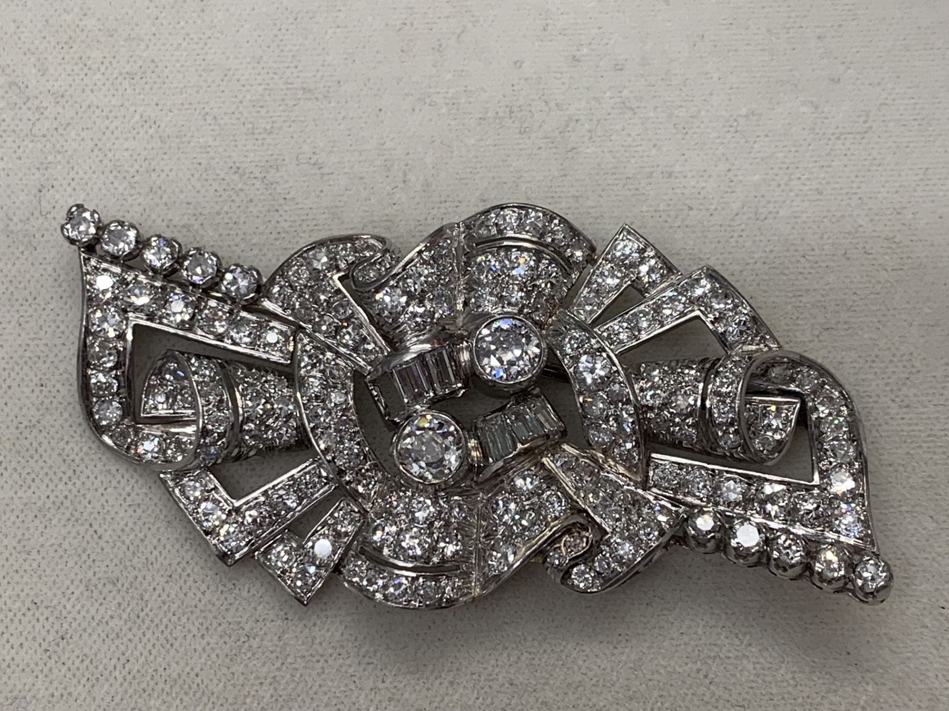 18ct WHITE GOLD DIAMOND SET BROOCH - APPROX 6.00cts - Image 3 of 9