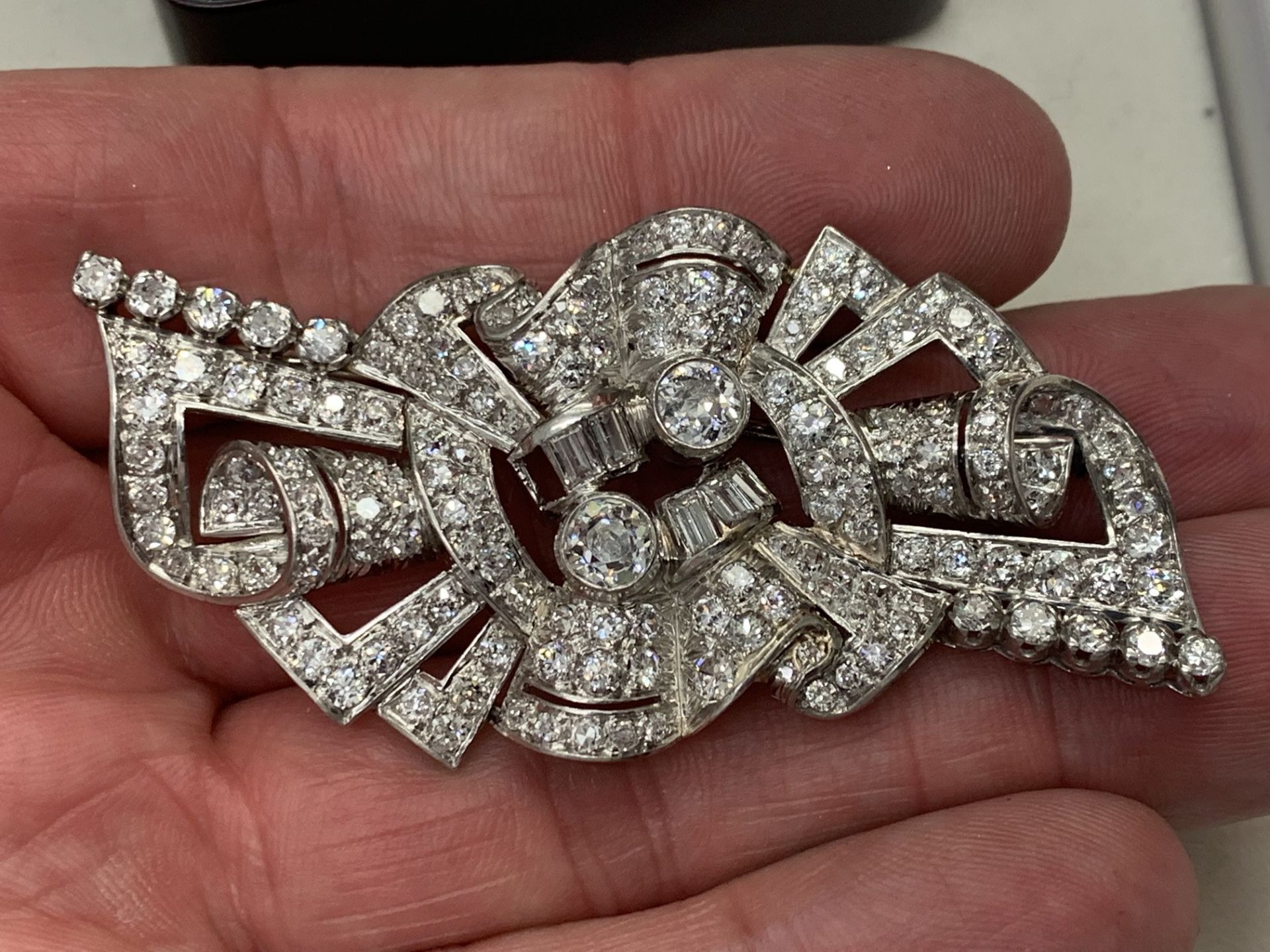 18ct WHITE GOLD DIAMOND SET BROOCH - APPROX 6.00cts - Image 8 of 9