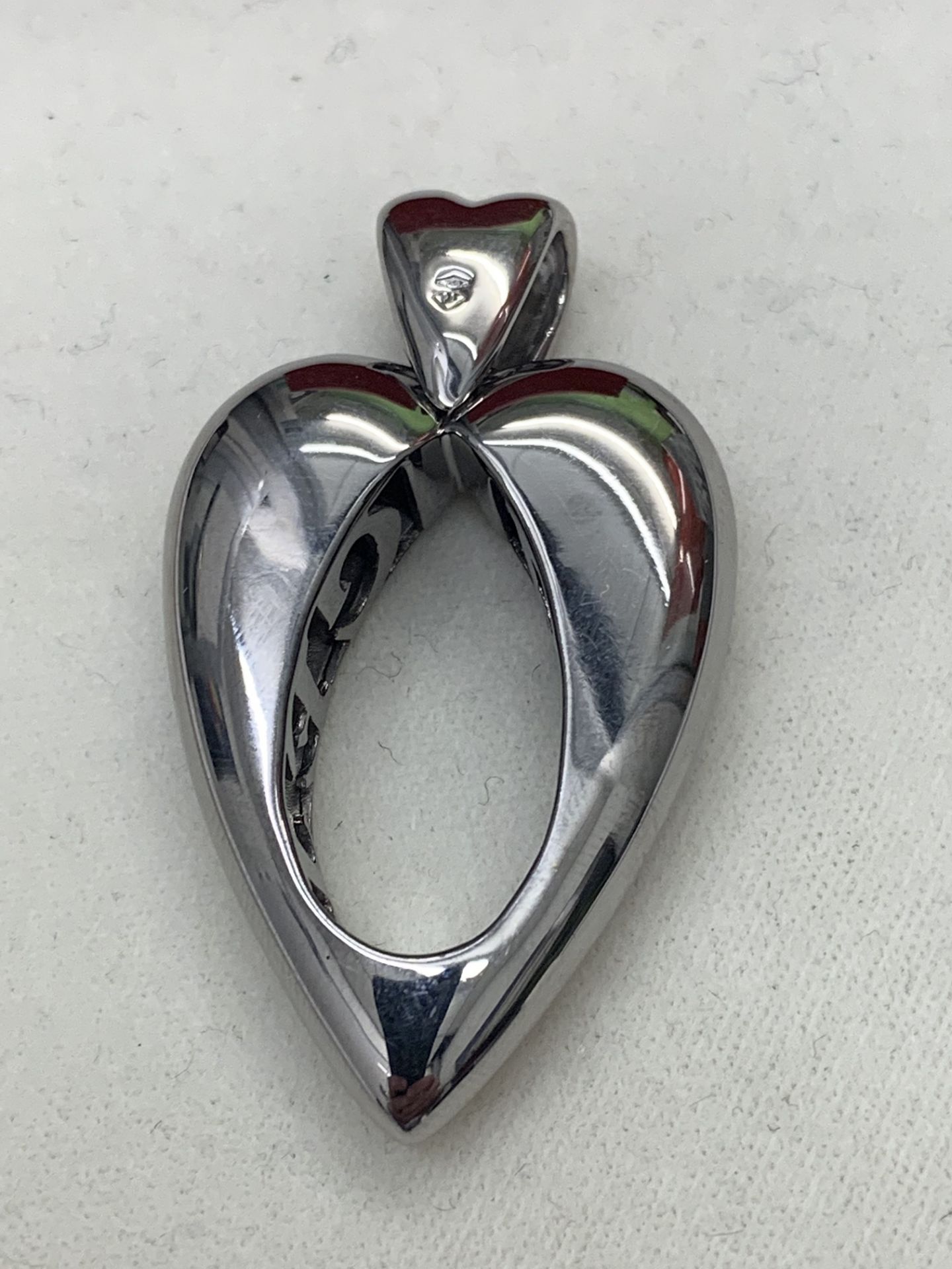 18ct WHITE GOLD PIAGET HEART PENDANT