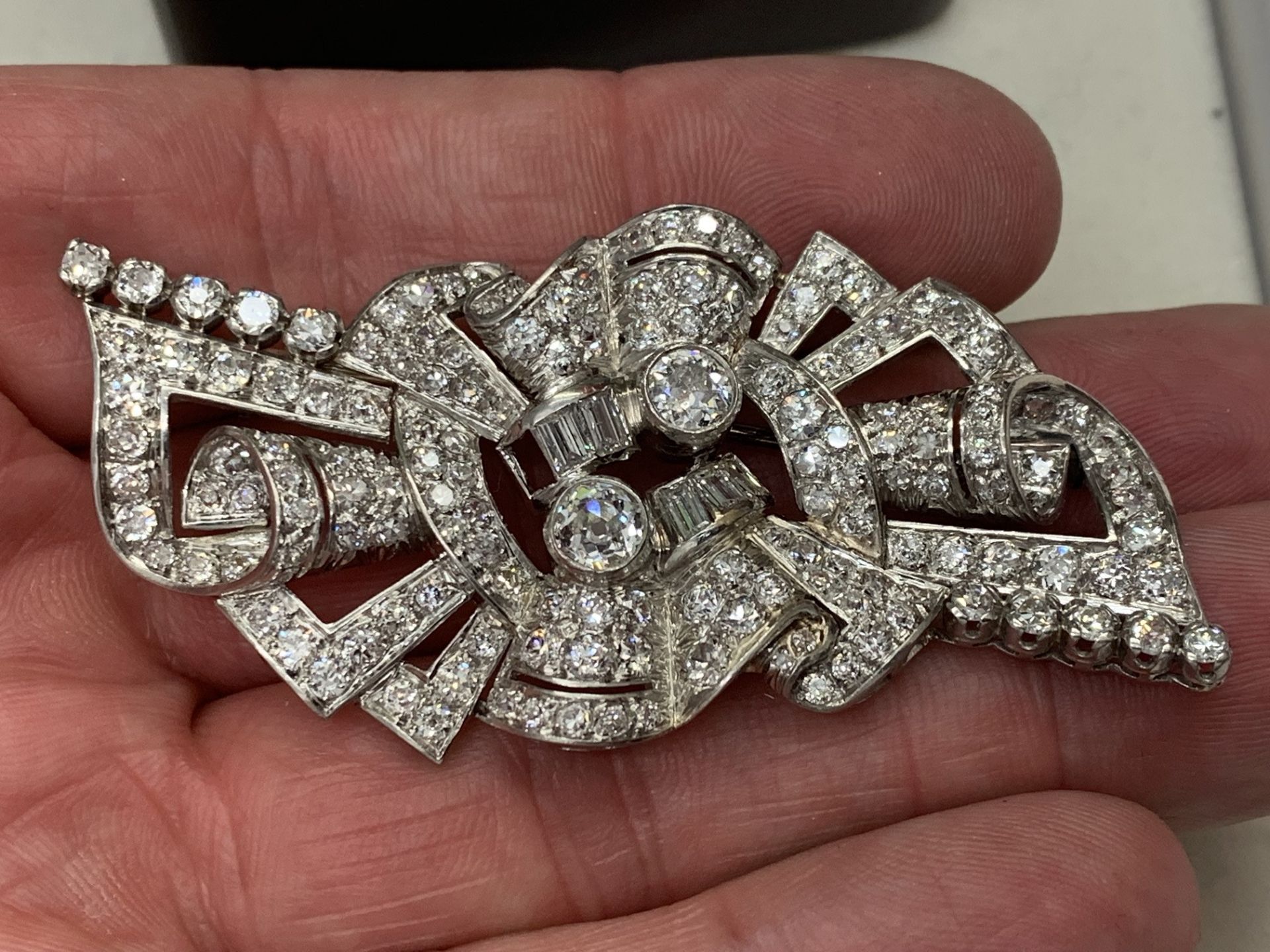 18ct WHITE GOLD DIAMOND SET BROOCH - APPROX 6.00cts - Image 2 of 9