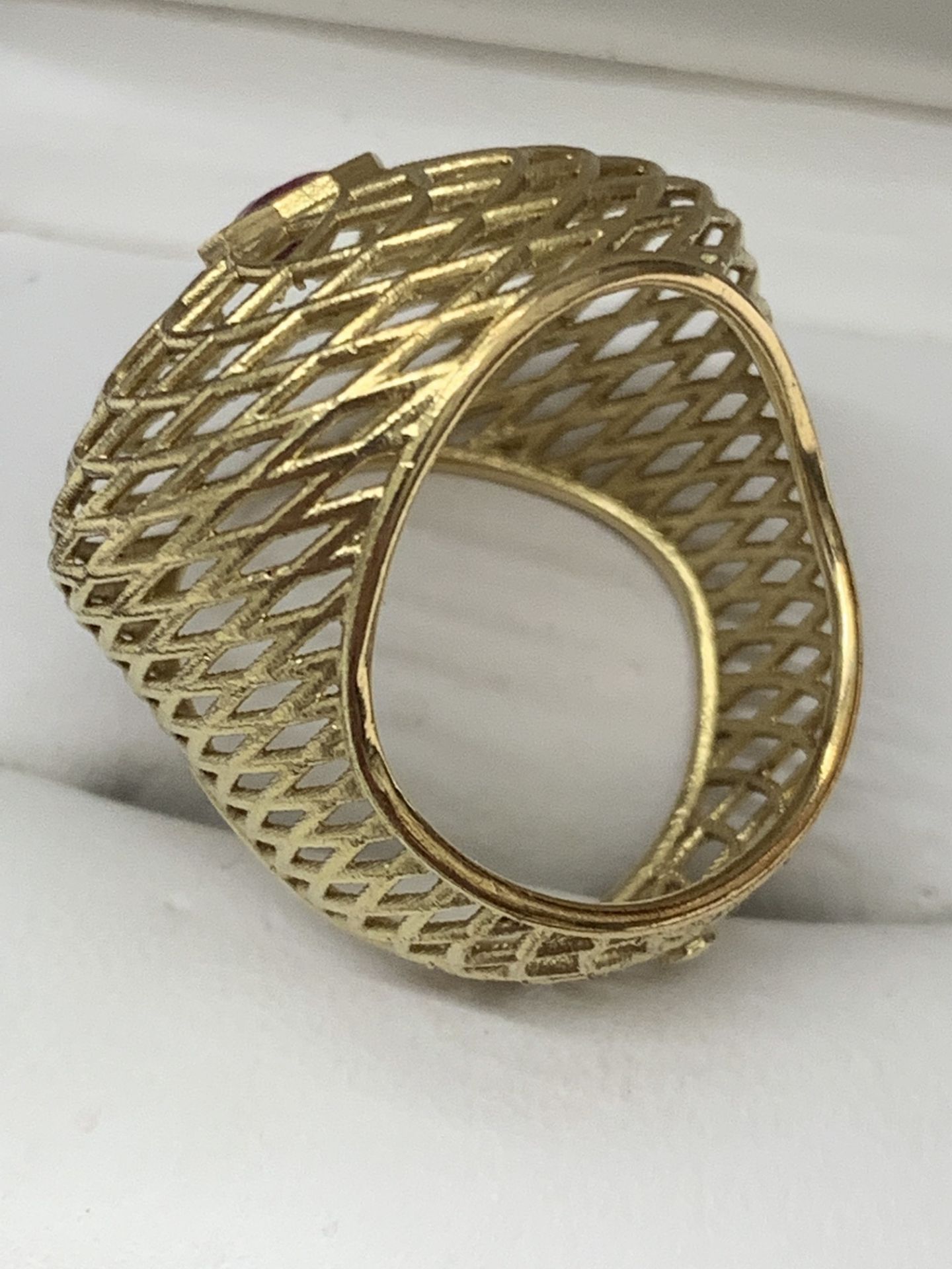 UNUSUAL 18ct GOLD MESH RING SET WITH RUBY & DIAMOND - Image 3 of 3