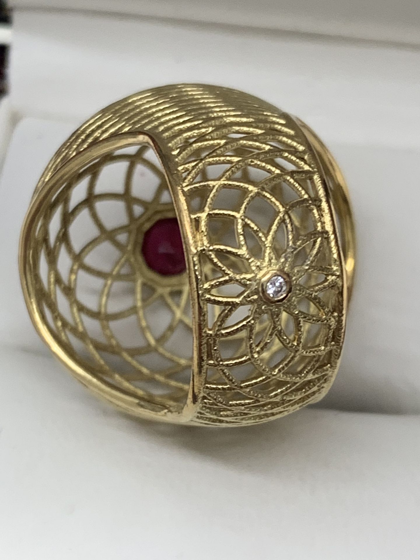 UNUSUAL 18ct GOLD MESH RING SET WITH RUBY & DIAMOND - Image 2 of 3