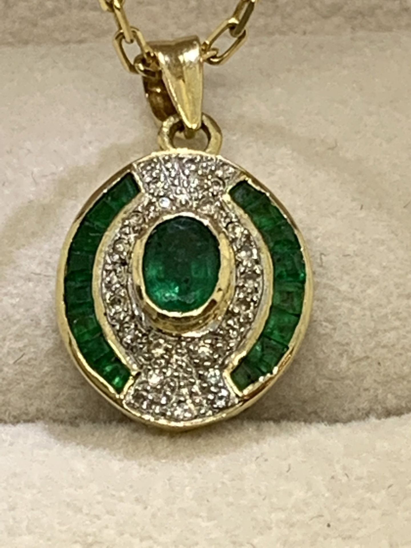 18ct GOLD EMERALD & DIAMOND PENDANT & CHAIN