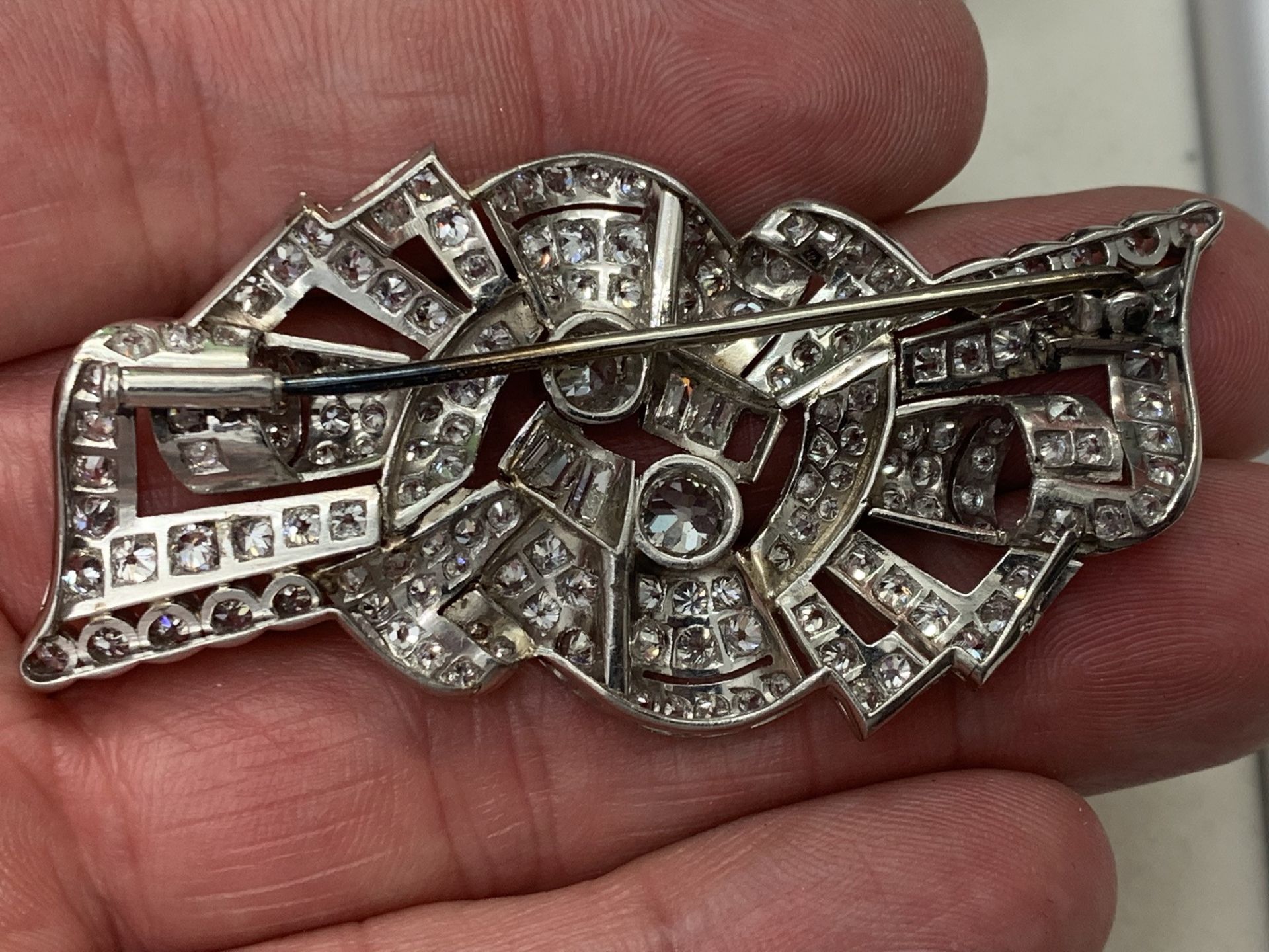 18ct WHITE GOLD DIAMOND SET BROOCH - APPROX 6.00cts - Image 9 of 9