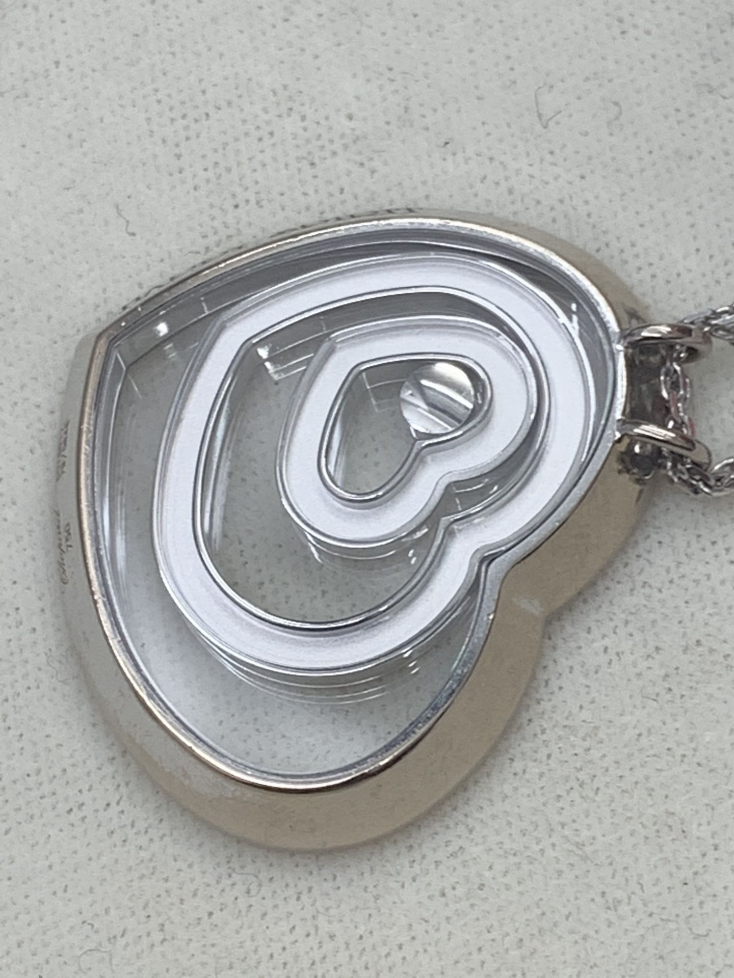 18ct WHITE GOLD CHOPARD FLOATING TRIPLE HEART PENDANT & 18ct WHITE GOLD CHAIN - Image 9 of 9