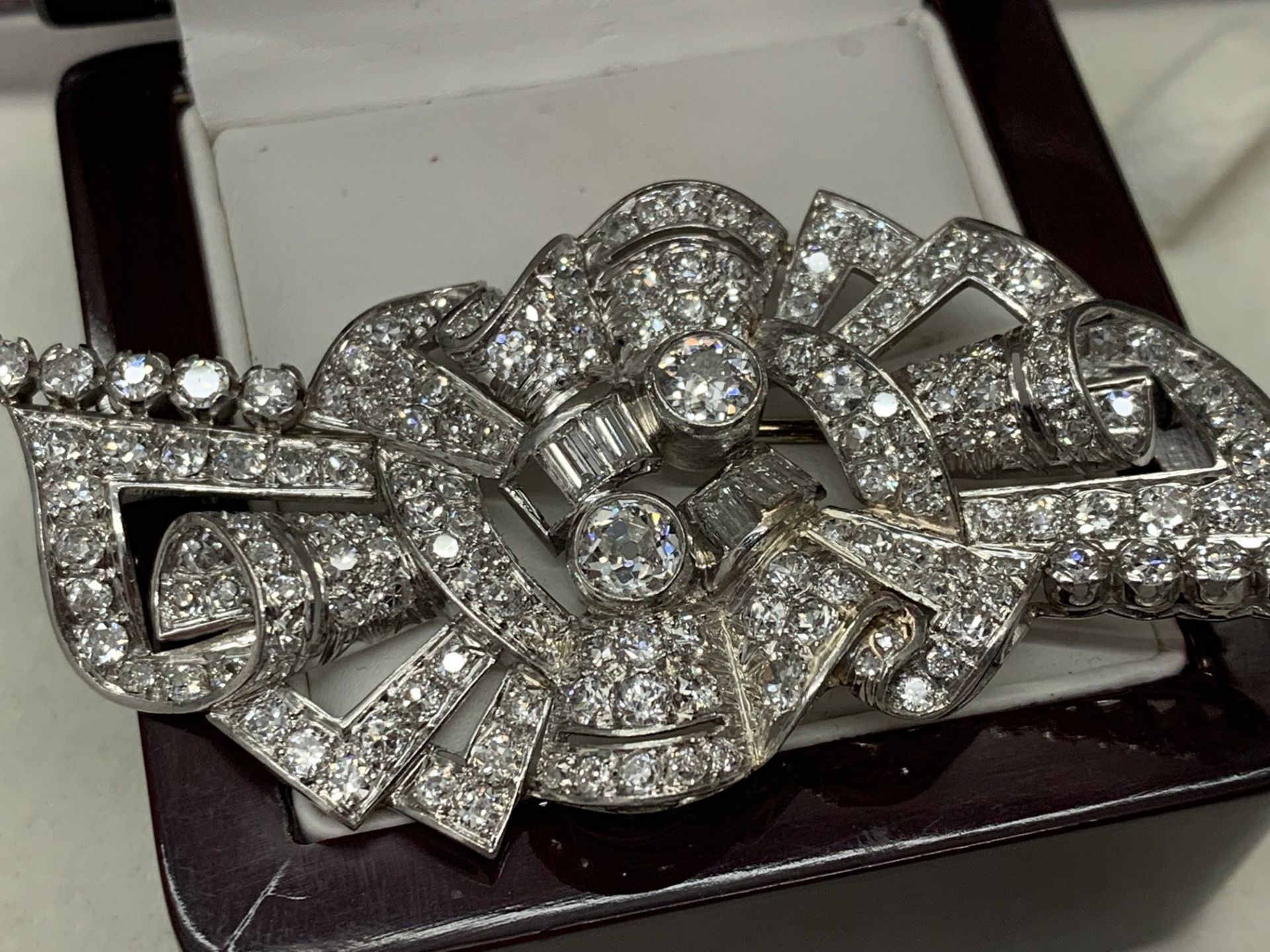 18ct WHITE GOLD DIAMOND SET BROOCH - APPROX 6.00cts