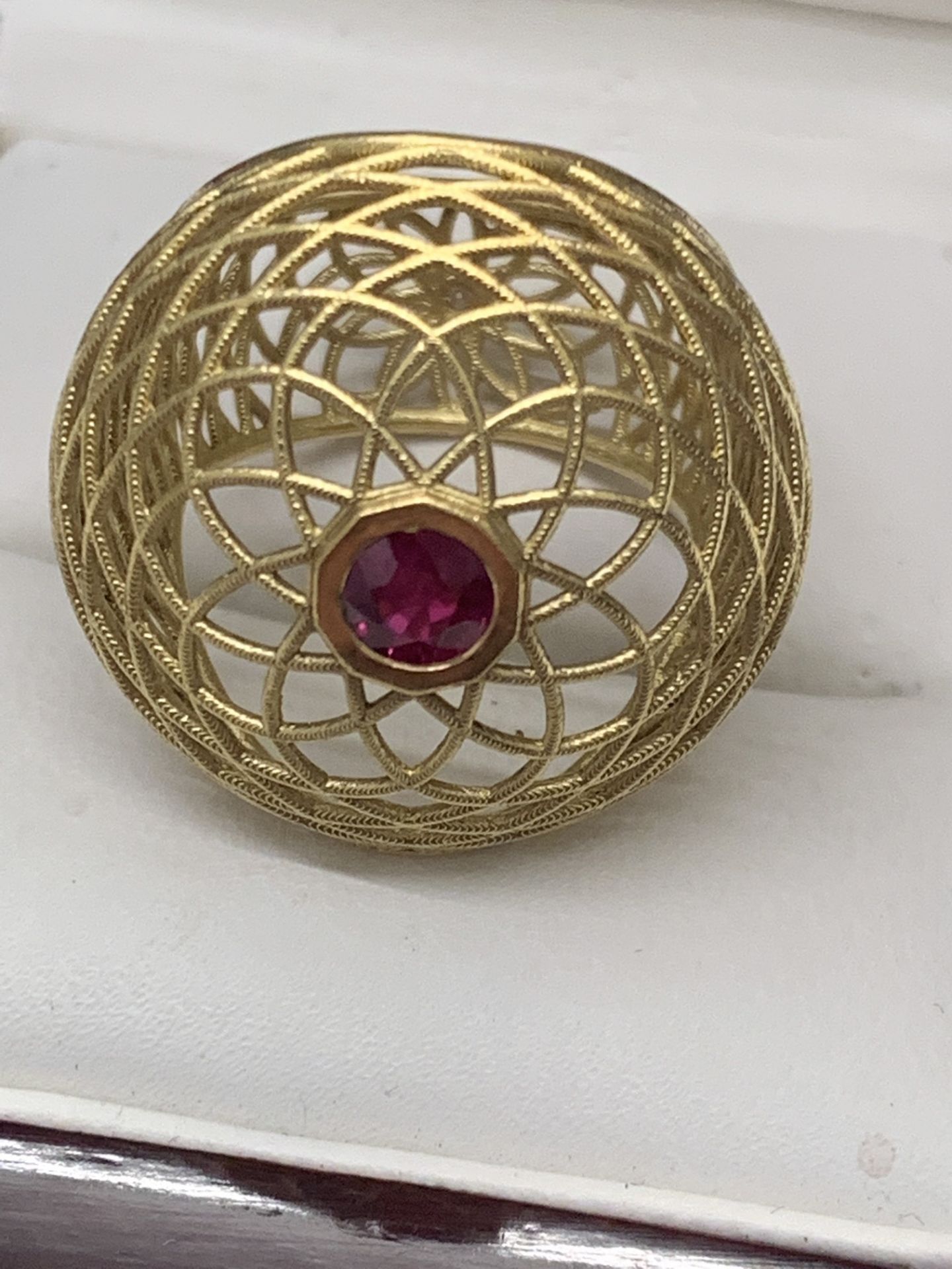 UNUSUAL 18ct GOLD MESH RING SET WITH RUBY & DIAMOND