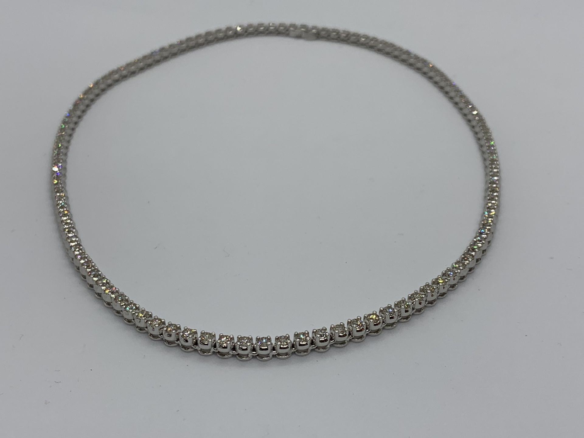 8.01ct DIAMOND NECKLACE SET IN WHITE GOLD