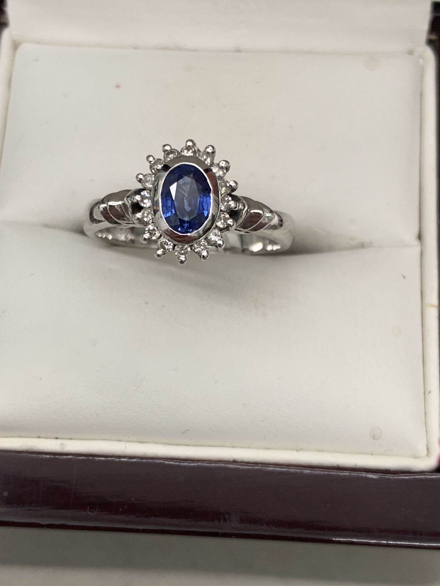 18ct WHITE GOLD SAPPHIRE & DIAMOND RING - APPROX 5.3 GRAMS