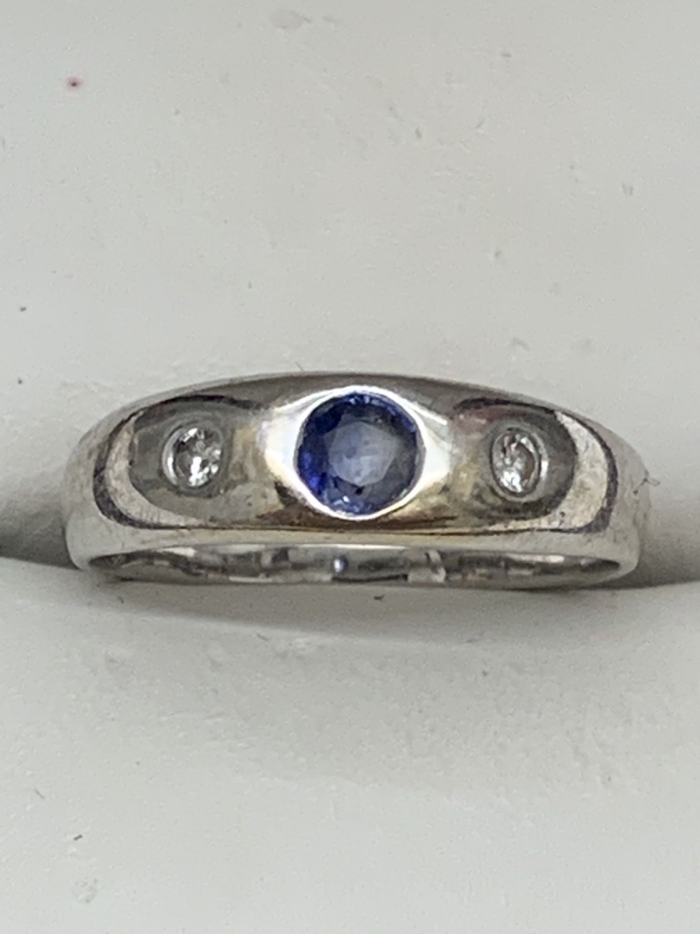 18ct WHITE GOLD SAPPHIRE & DIAMOND RING - 6.4 GRAMS - Image 2 of 2