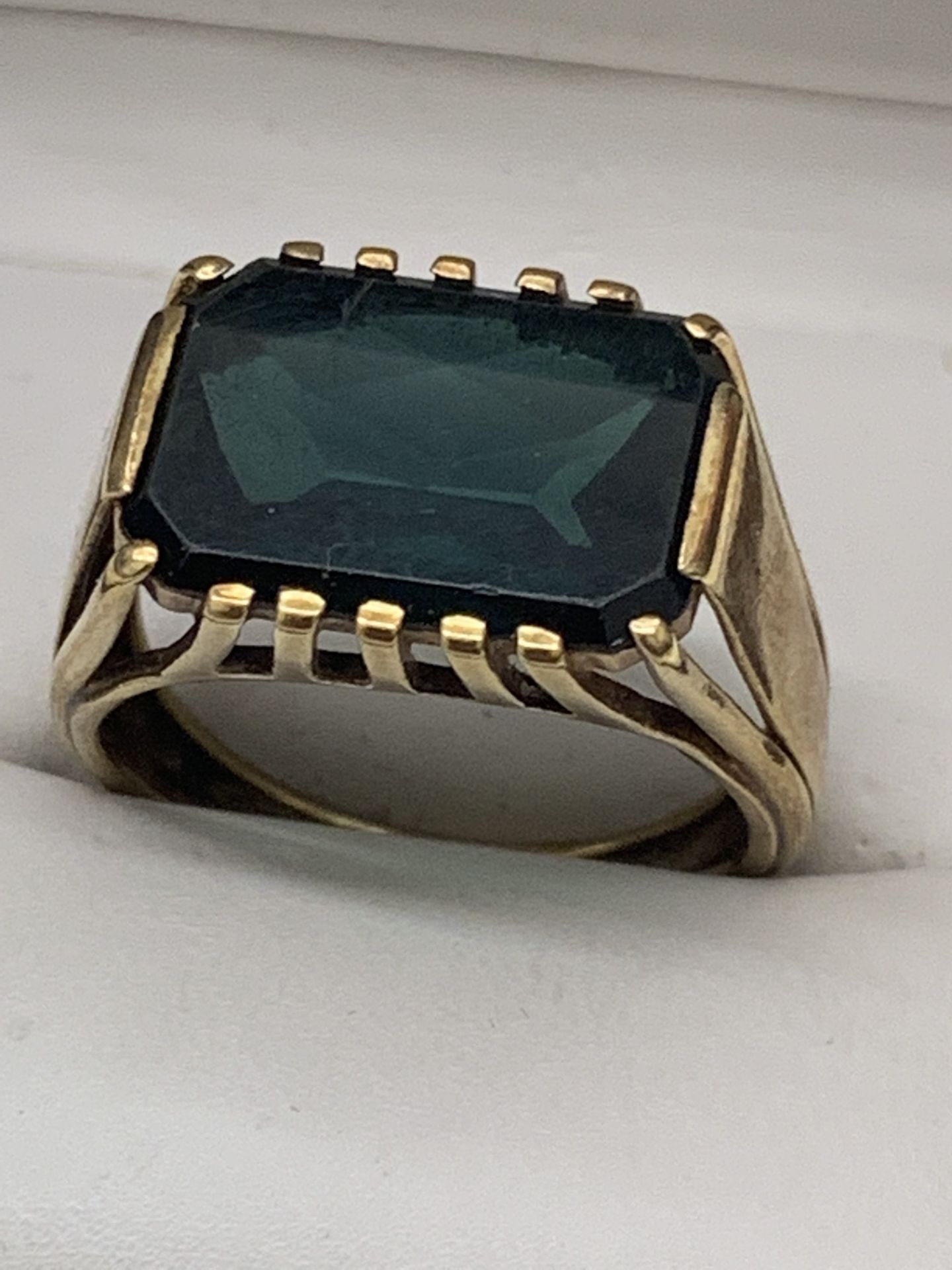 MENS LARGE RING SET WITH SMOKY GREEN STONE - 8 GRAMS