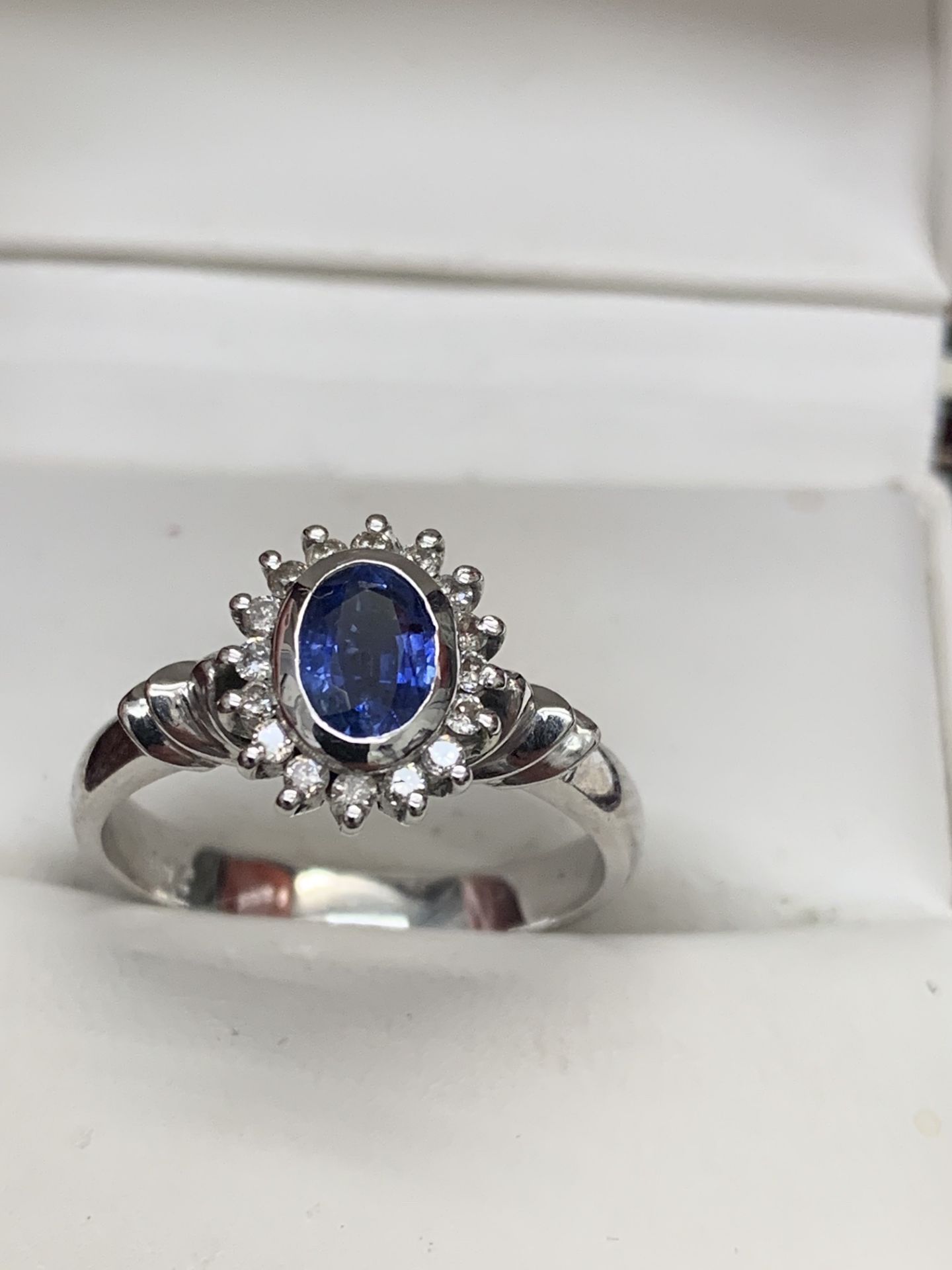 18ct WHITE GOLD SAPPHIRE & DIAMOND RING - APPROX 5.3 GRAMS - Image 2 of 2