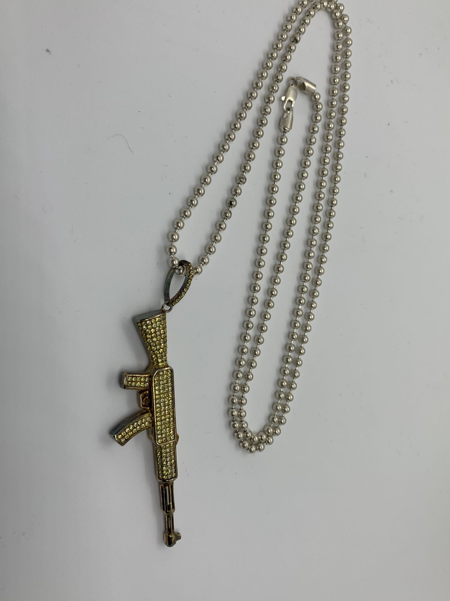 SILVER RIFLE PENDANT & CHAIN - Image 2 of 3