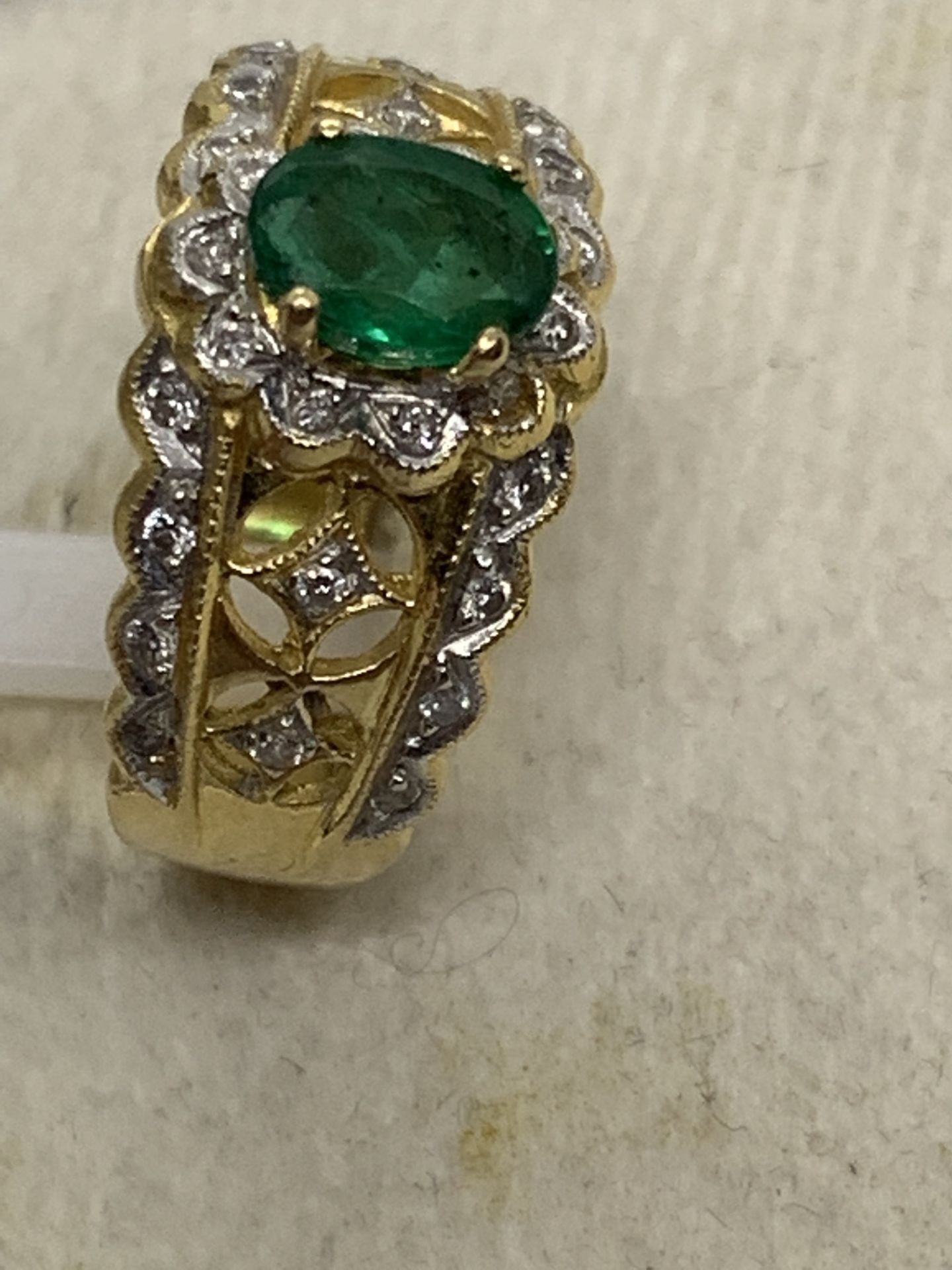 18ct GOLD EMERALD & DIAMOND RING - Image 3 of 5