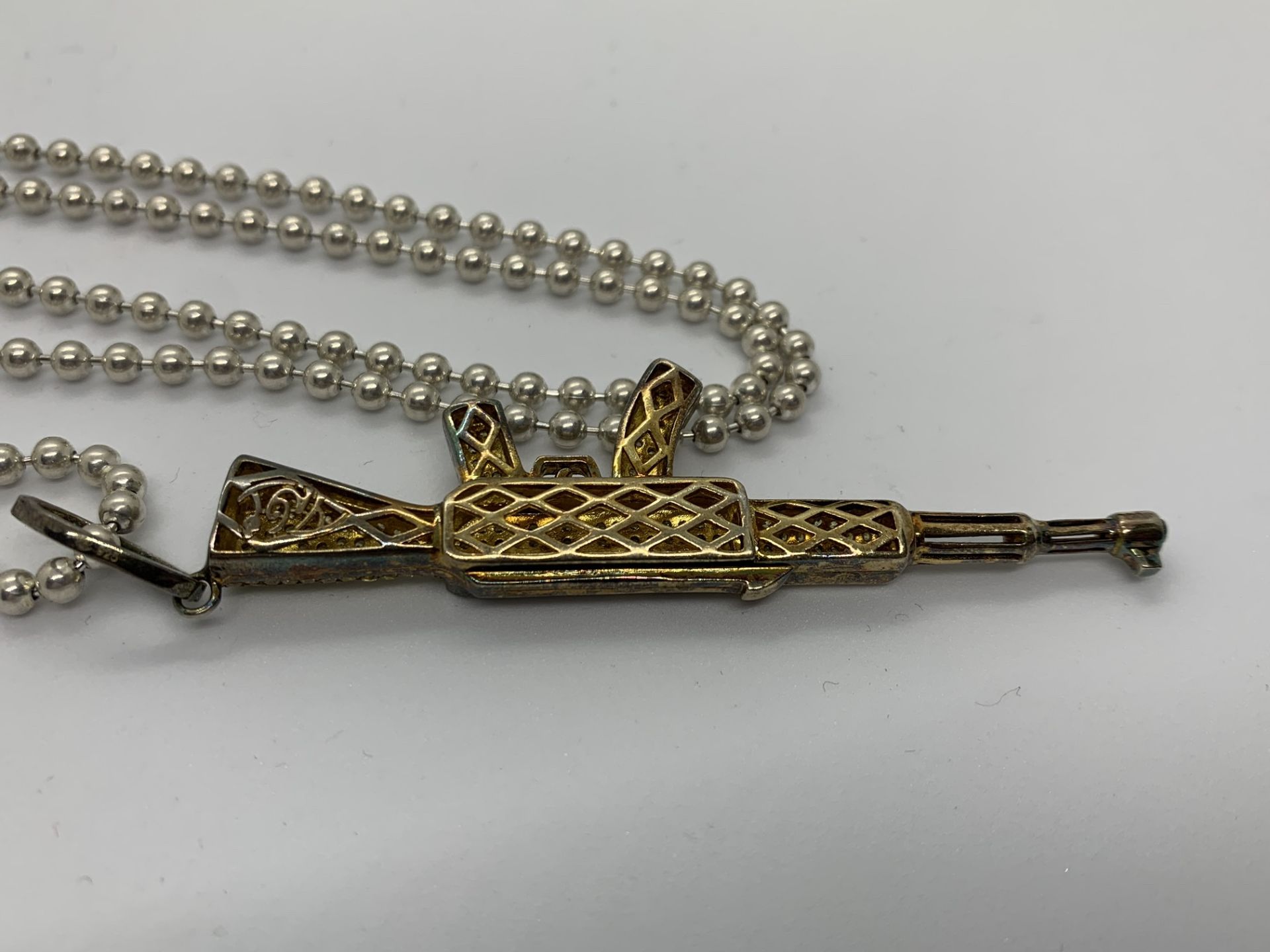 SILVER RIFLE PENDANT & CHAIN - Image 3 of 3