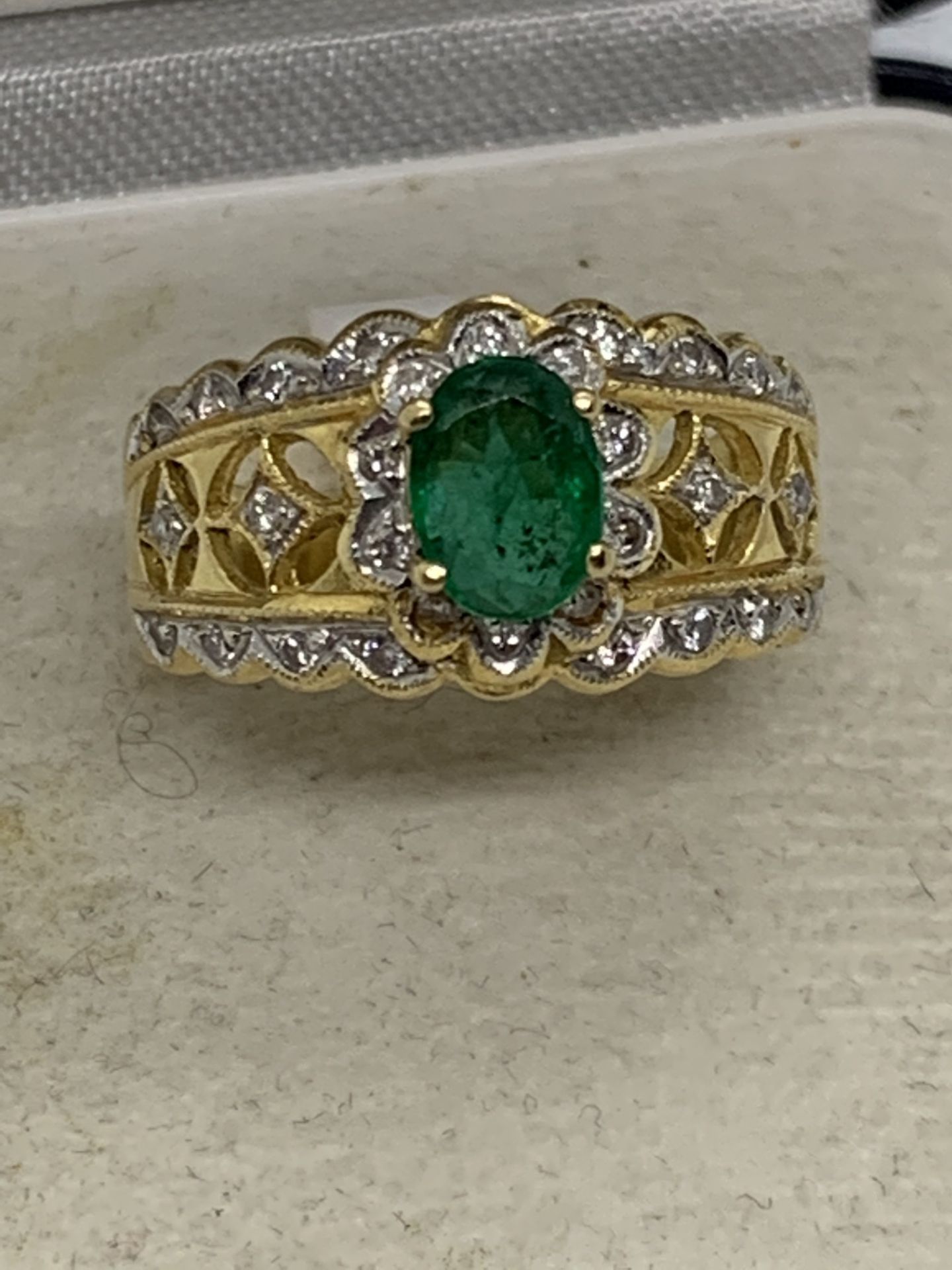 18ct GOLD EMERALD & DIAMOND RING