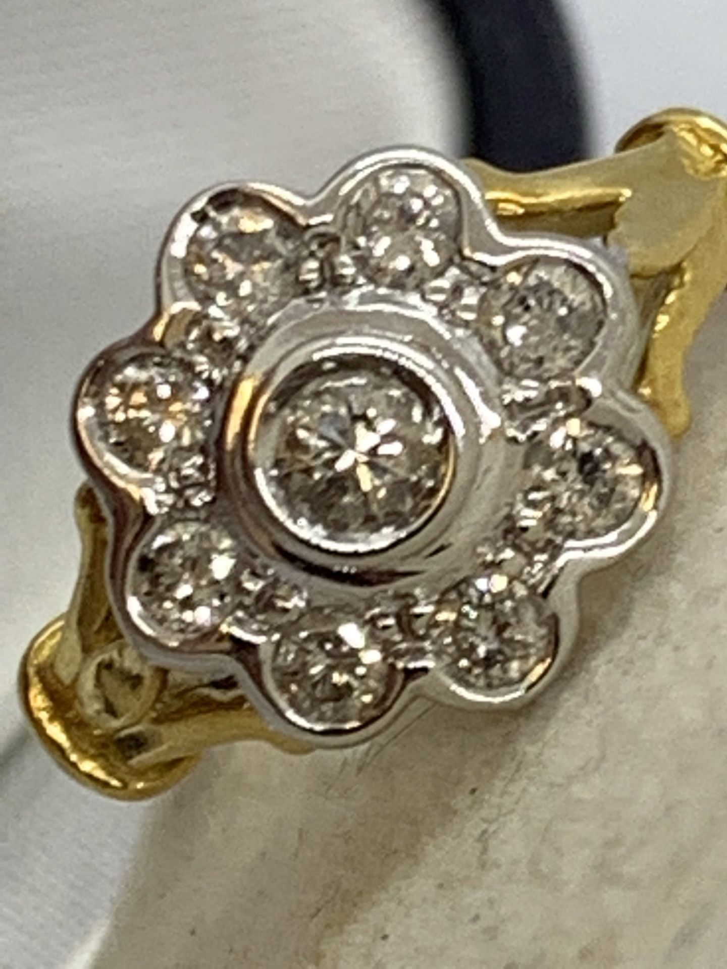 DIAMOND DAISY RING IN 18ct GOLD - 4.1g APPROX - SIZE J APPROX - Image 4 of 5