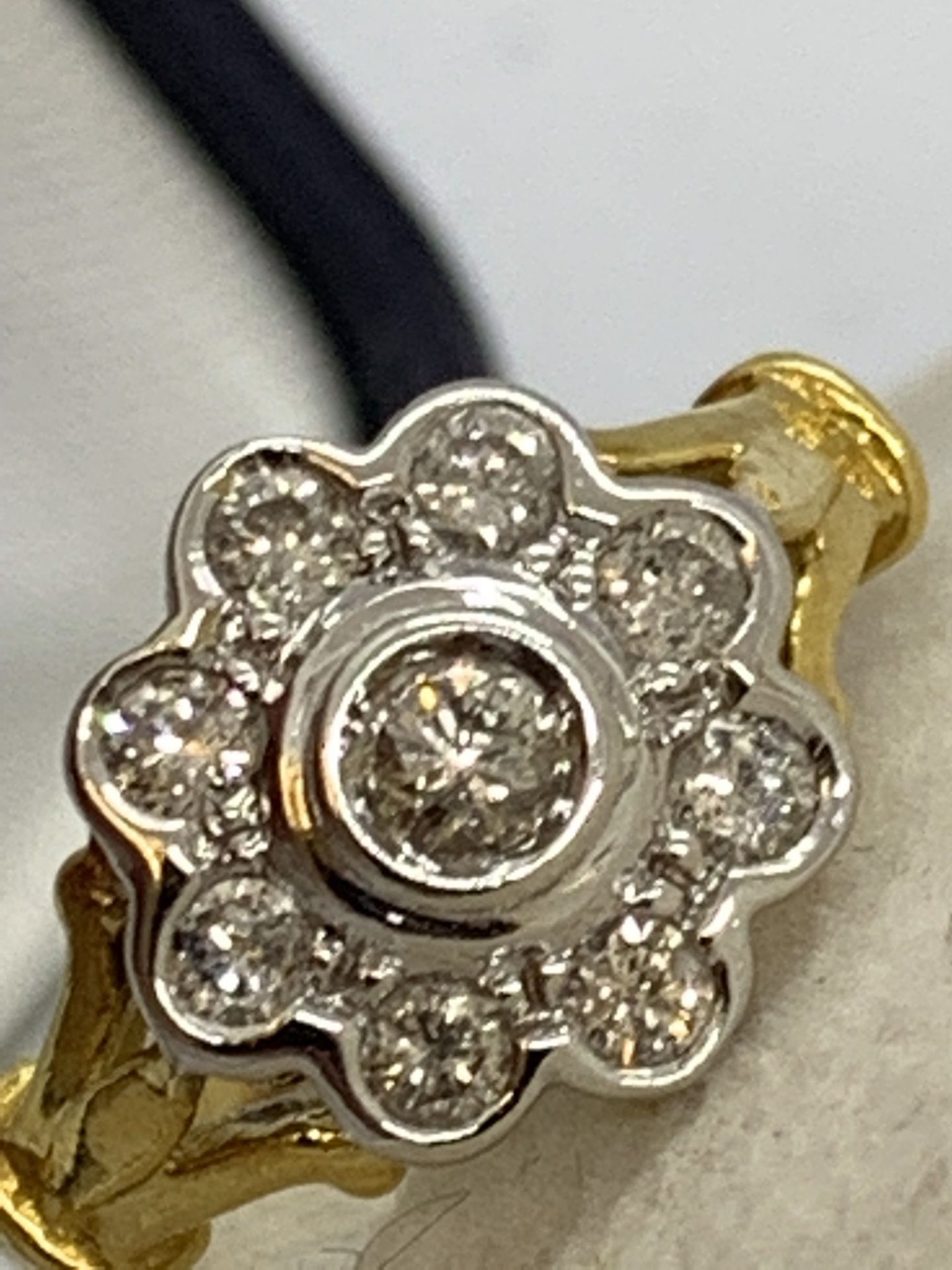 DIAMOND DAISY RING IN 18ct GOLD - 4.1g APPROX - SIZE J APPROX