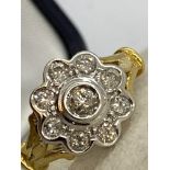 DIAMOND DAISY RING IN 18ct GOLD - 4.1g APPROX - SIZE J APPROX