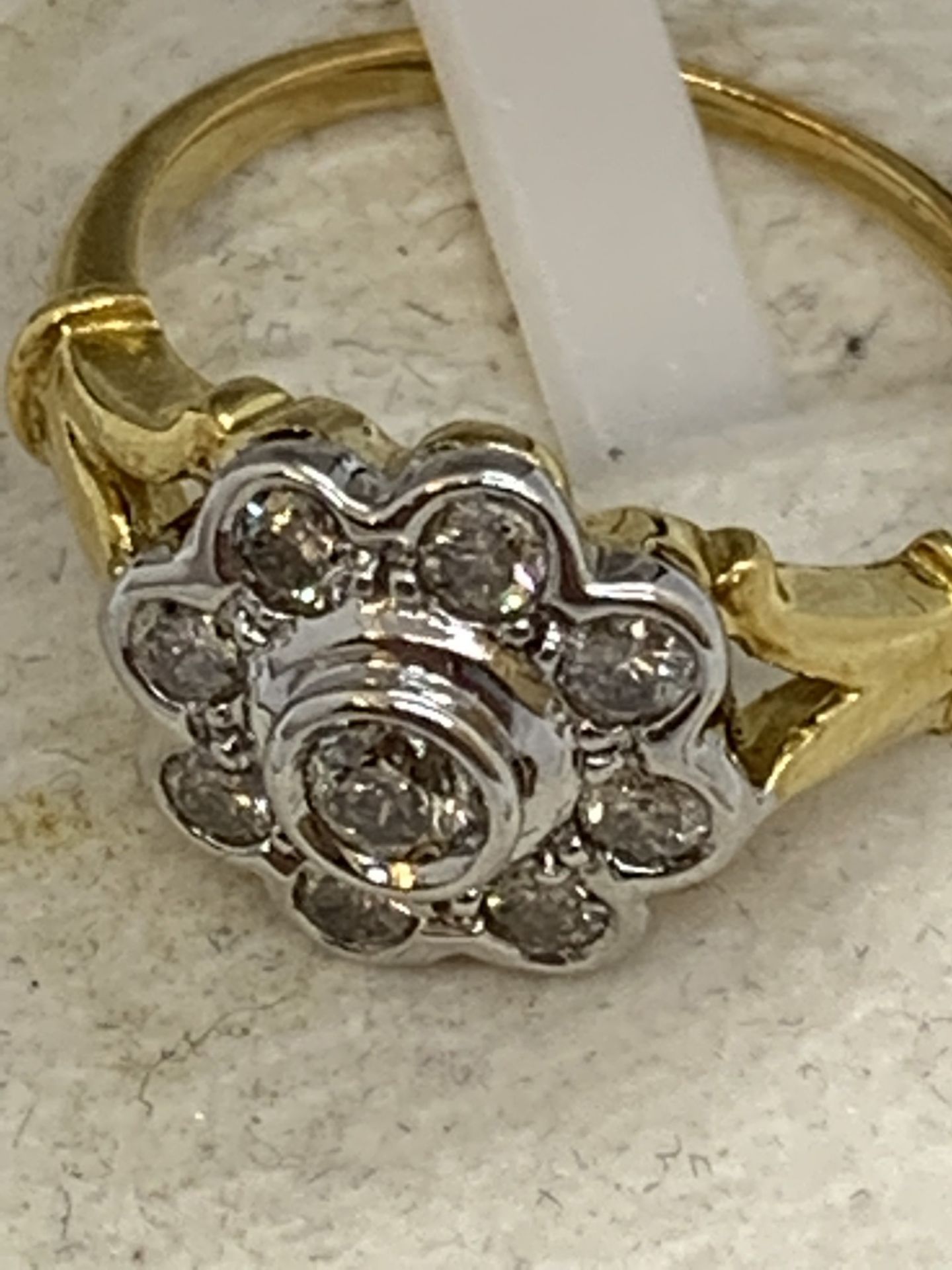 DIAMOND DAISY RING IN 18ct GOLD - 4.1g APPROX - SIZE J APPROX - Image 5 of 5