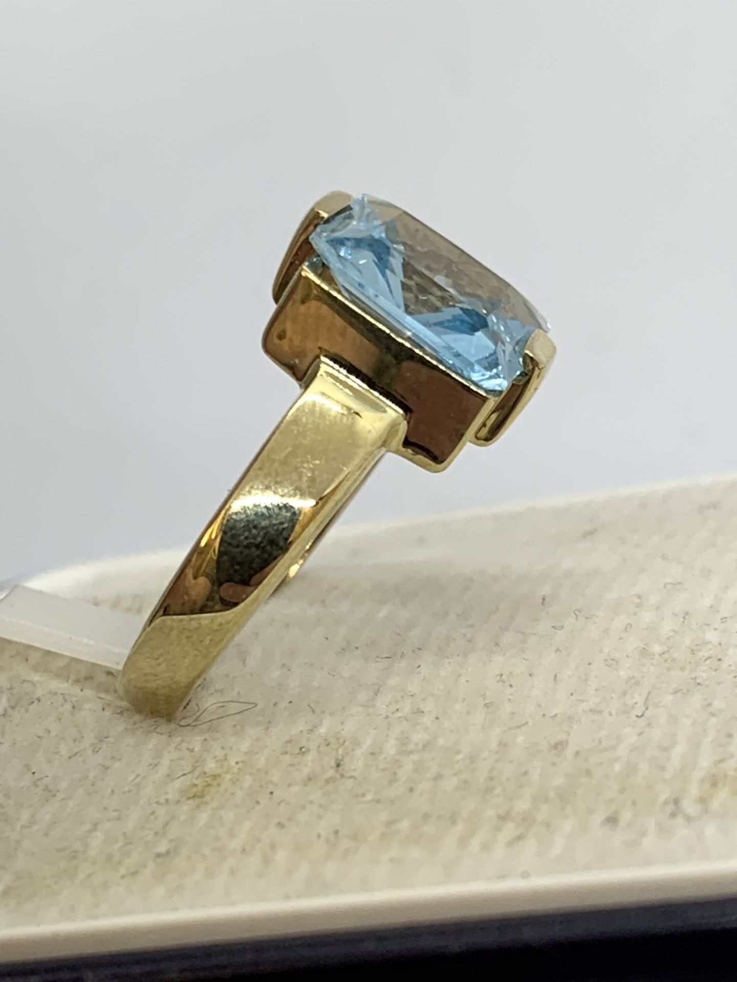 BLUE TOPAZ SET RING IN 18ct YELLOW GOLD - 3.5g APPROX - SIZE P APPROX - Image 4 of 4