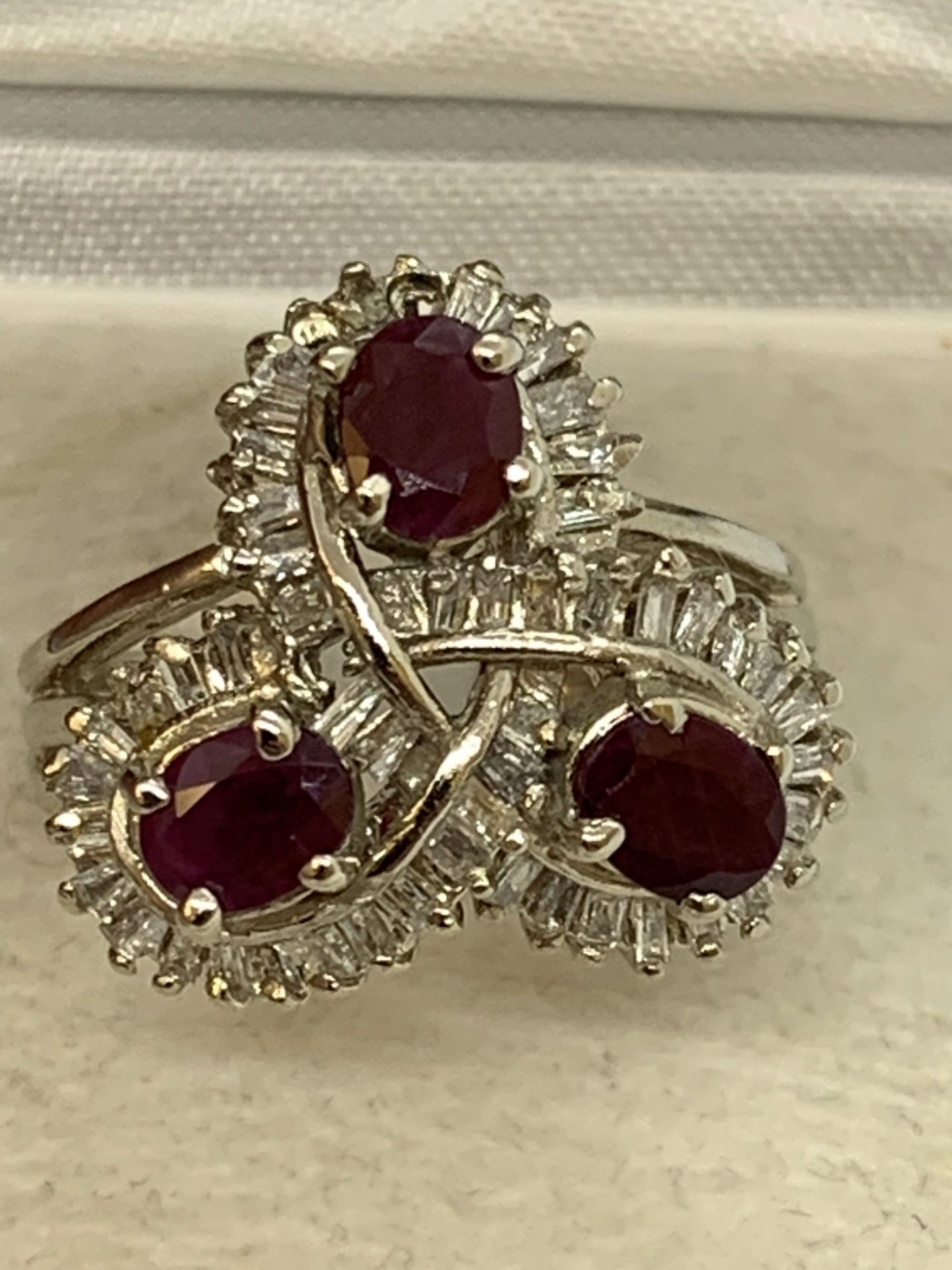 TRIPLE RUBY & DIAMOND SET RING IN 14ct GOLD - 6.8g APPROX - SIZE M APPROX - Image 7 of 8