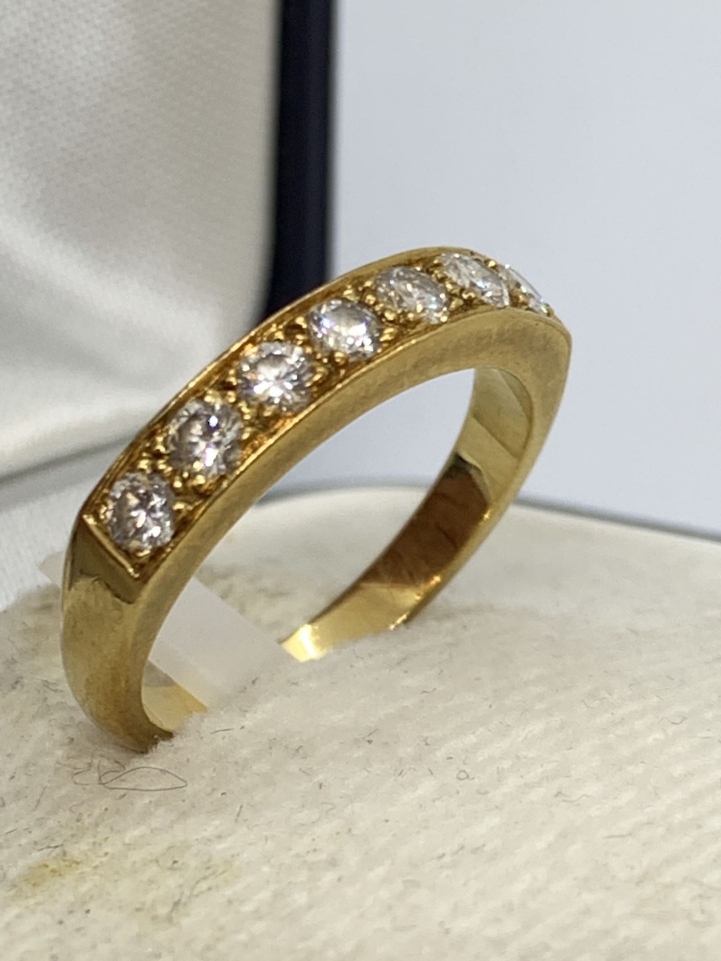 DIAMOND 1/2 ETERNITY RING IN 18ct YELLOW GOLD - 4.1g APPROX - SIZE M APPROX