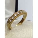 DIAMOND 1/2 ETERNITY RING IN 18ct YELLOW GOLD - 4.1g APPROX - SIZE M APPROX