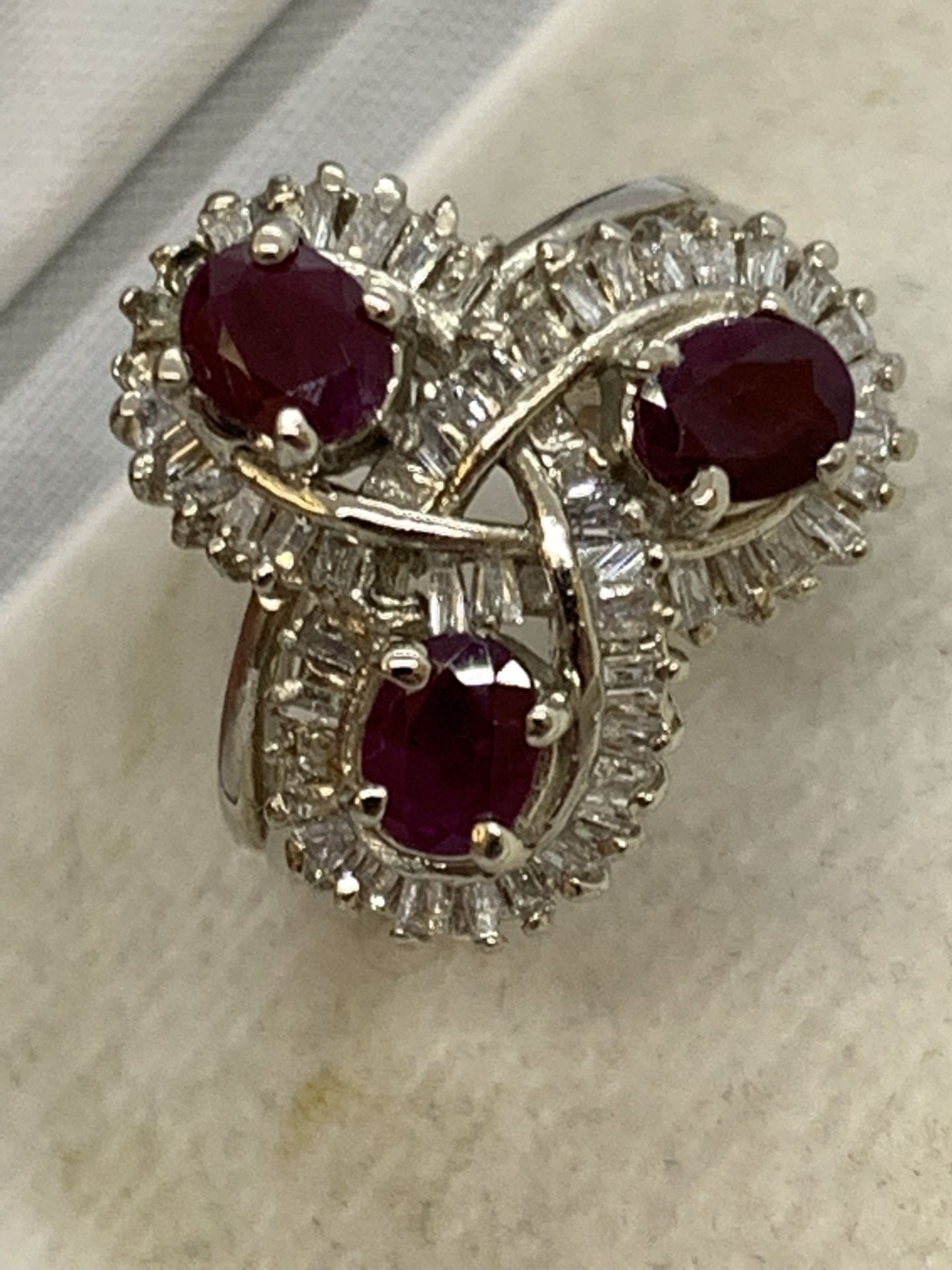 TRIPLE RUBY & DIAMOND SET RING IN 14ct GOLD - 6.8g APPROX - SIZE M APPROX - Image 8 of 8