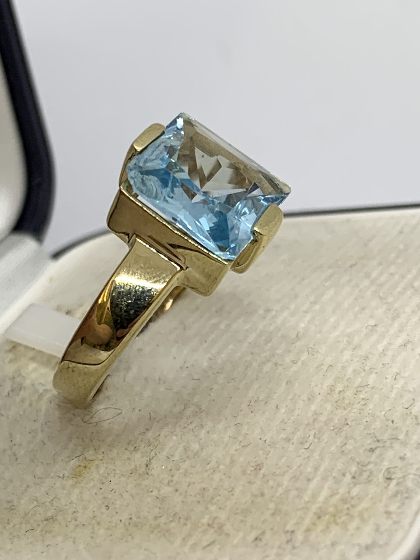 BLUE TOPAZ SET RING IN 18ct YELLOW GOLD - 3.5g APPROX - SIZE P APPROX - Image 3 of 4