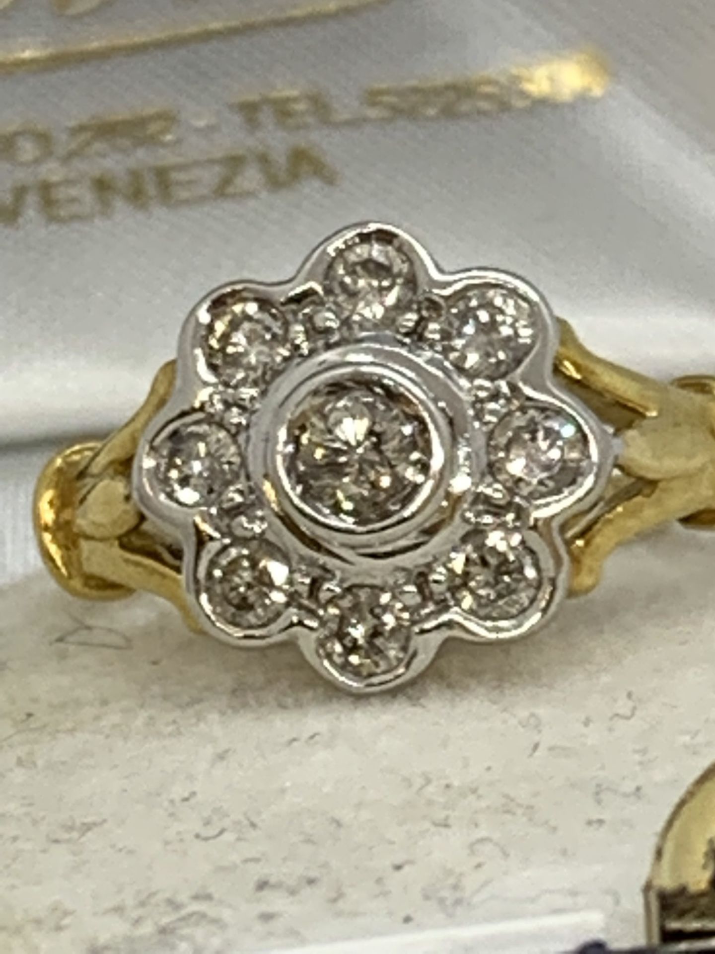 DIAMOND DAISY RING IN 18ct GOLD - 4.1g APPROX - SIZE J APPROX - Image 2 of 5