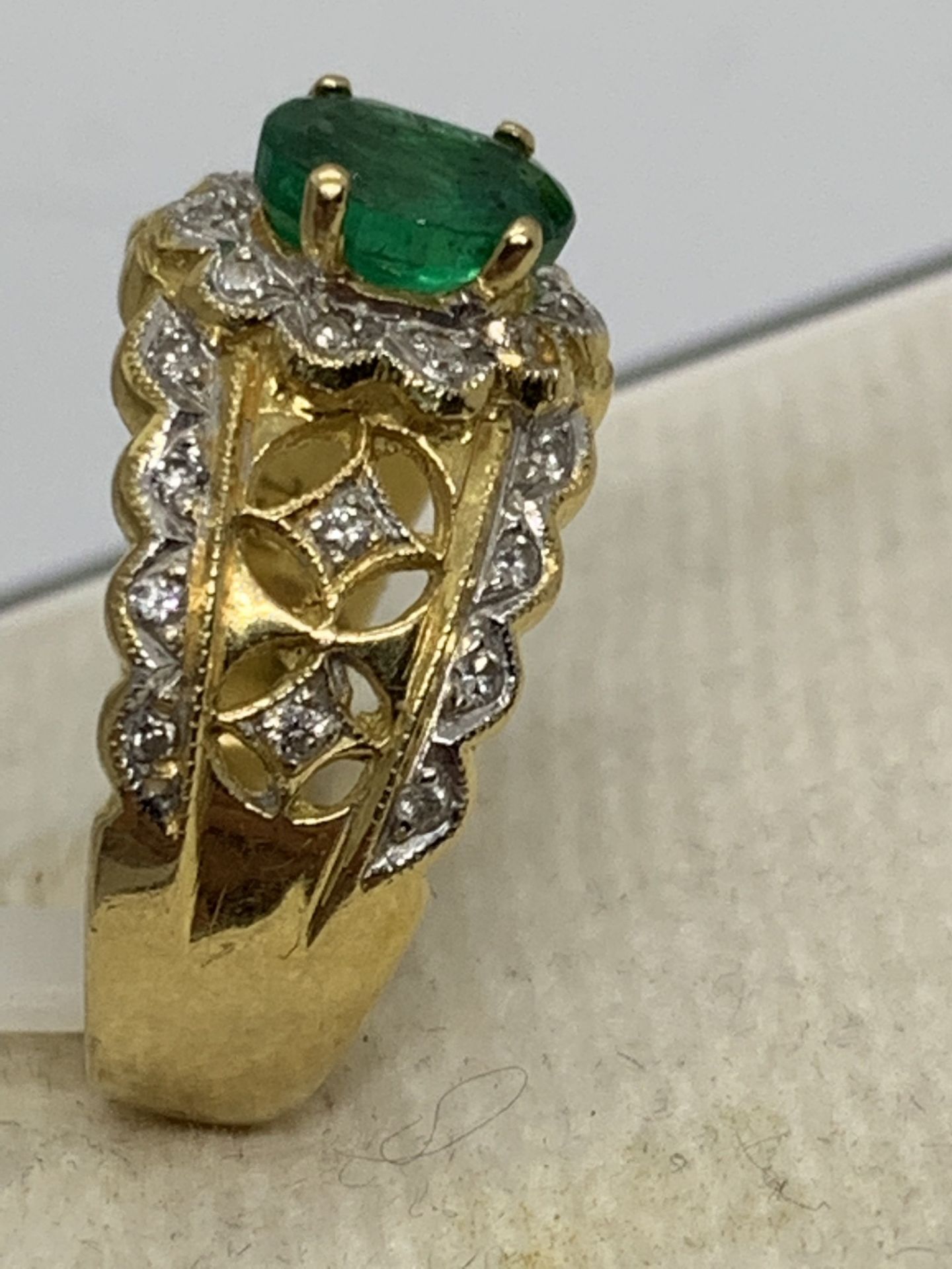 18ct GOLD EMERALD & DIAMOND RING - Image 2 of 5