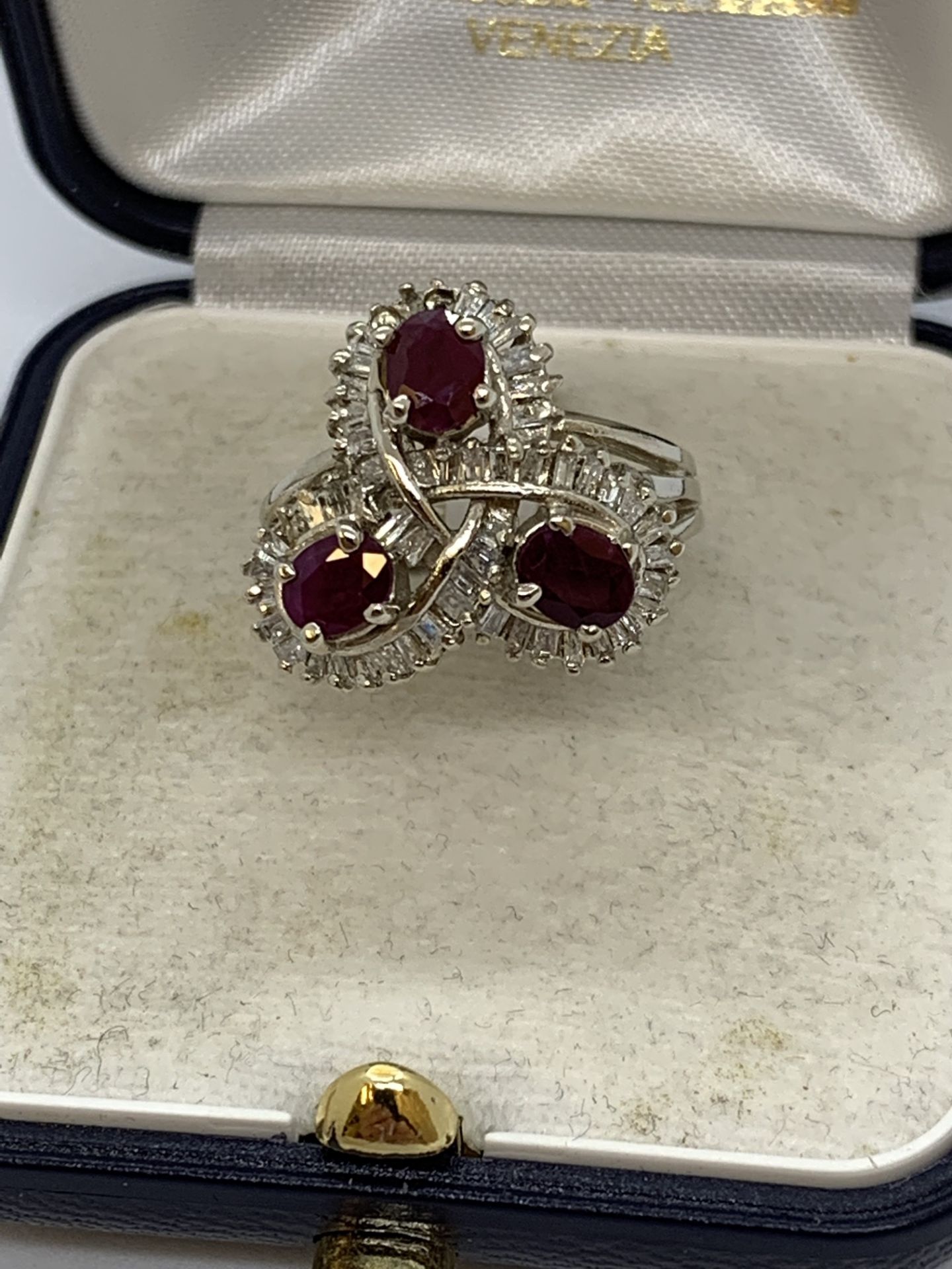TRIPLE RUBY & DIAMOND SET RING IN 14ct GOLD - 6.8g APPROX - SIZE M APPROX - Image 2 of 8
