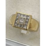 DIAMOND SET RING IN 18ct YELLOW GOLD - 11.4g APPROX - SIZE T APPROX