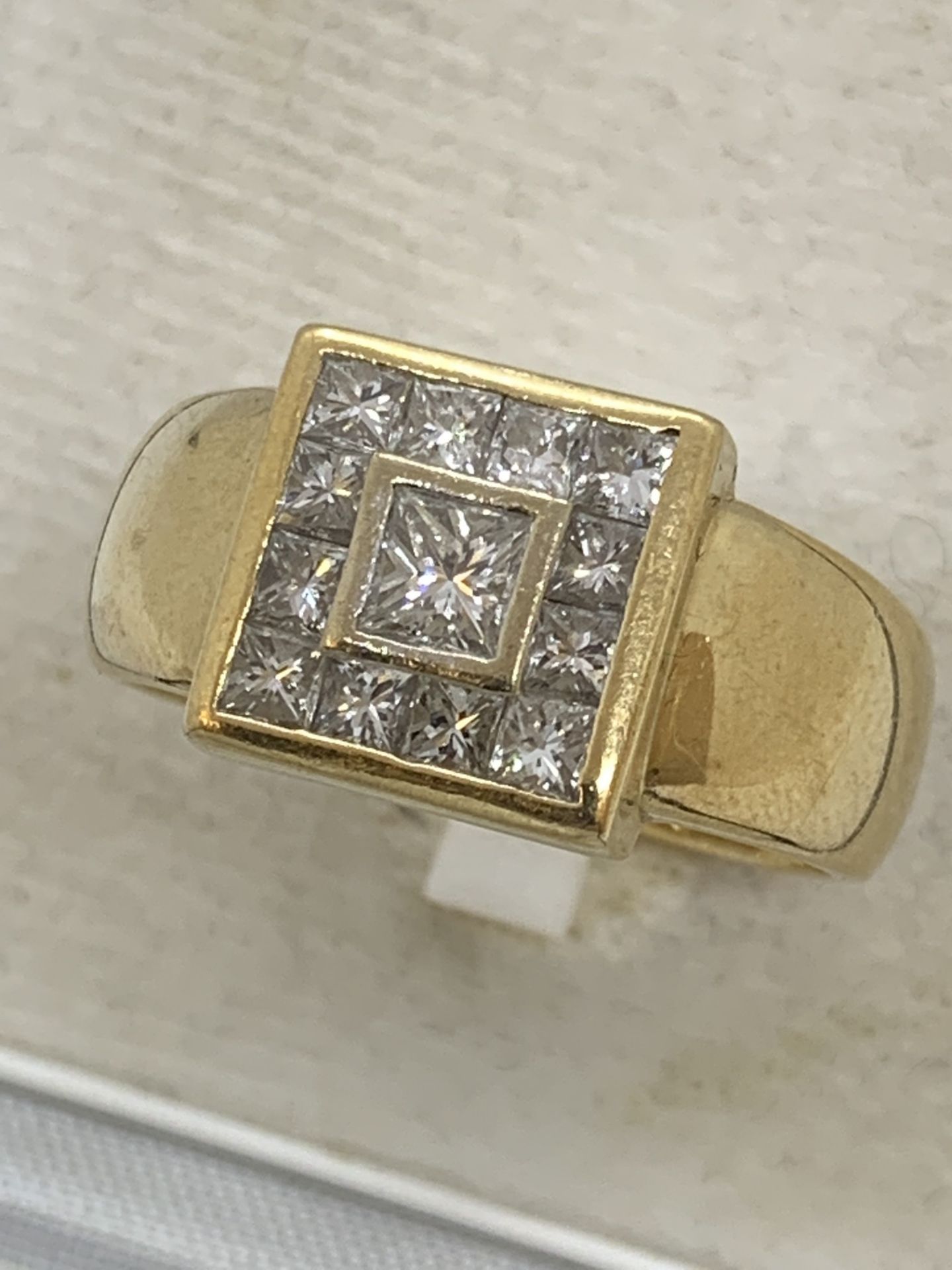 DIAMOND SET RING IN 18ct YELLOW GOLD - 11.4g APPROX - SIZE T APPROX