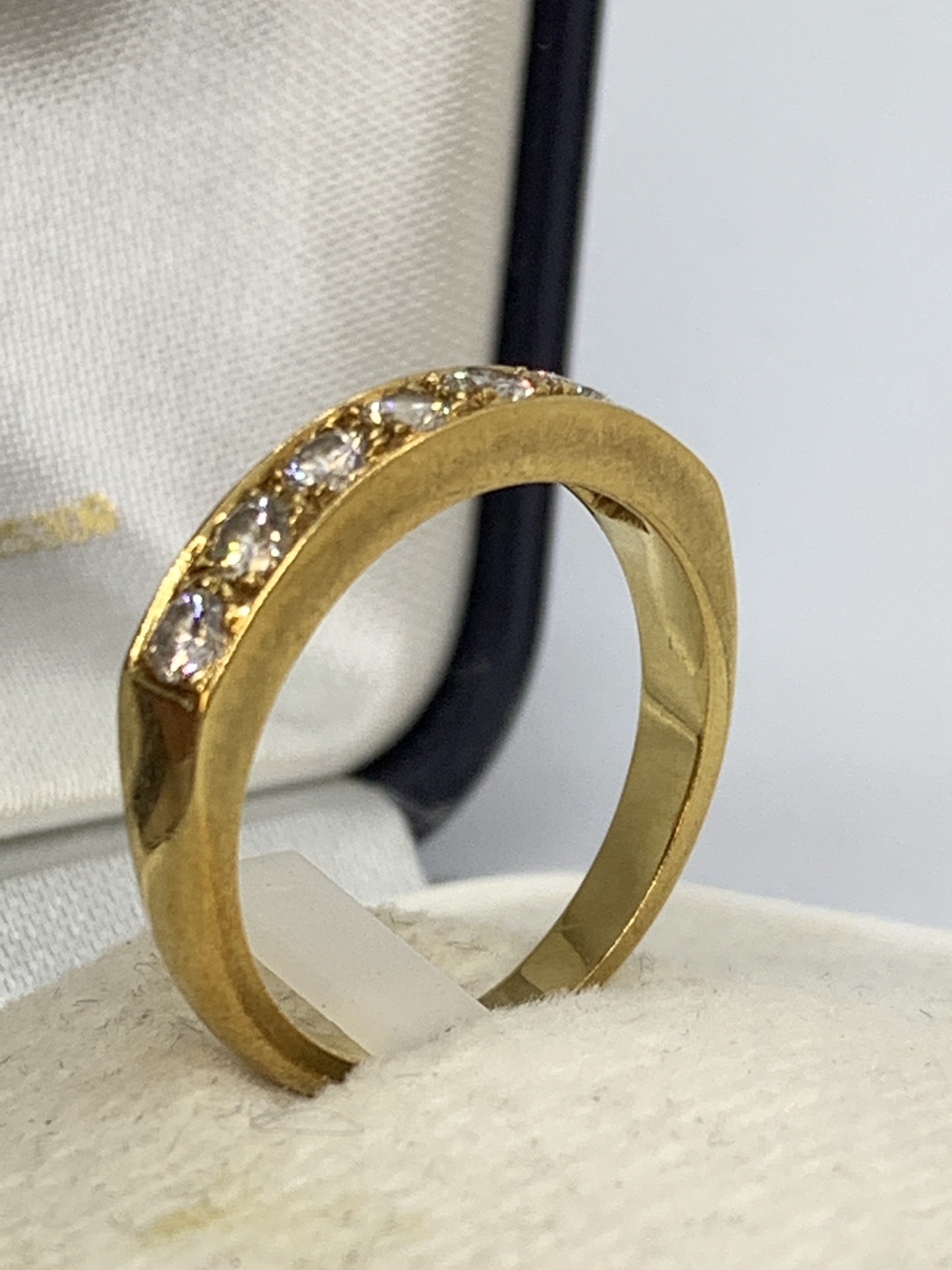 DIAMOND 1/2 ETERNITY RING IN 18ct YELLOW GOLD - 4.1g APPROX - SIZE M APPROX - Image 6 of 8
