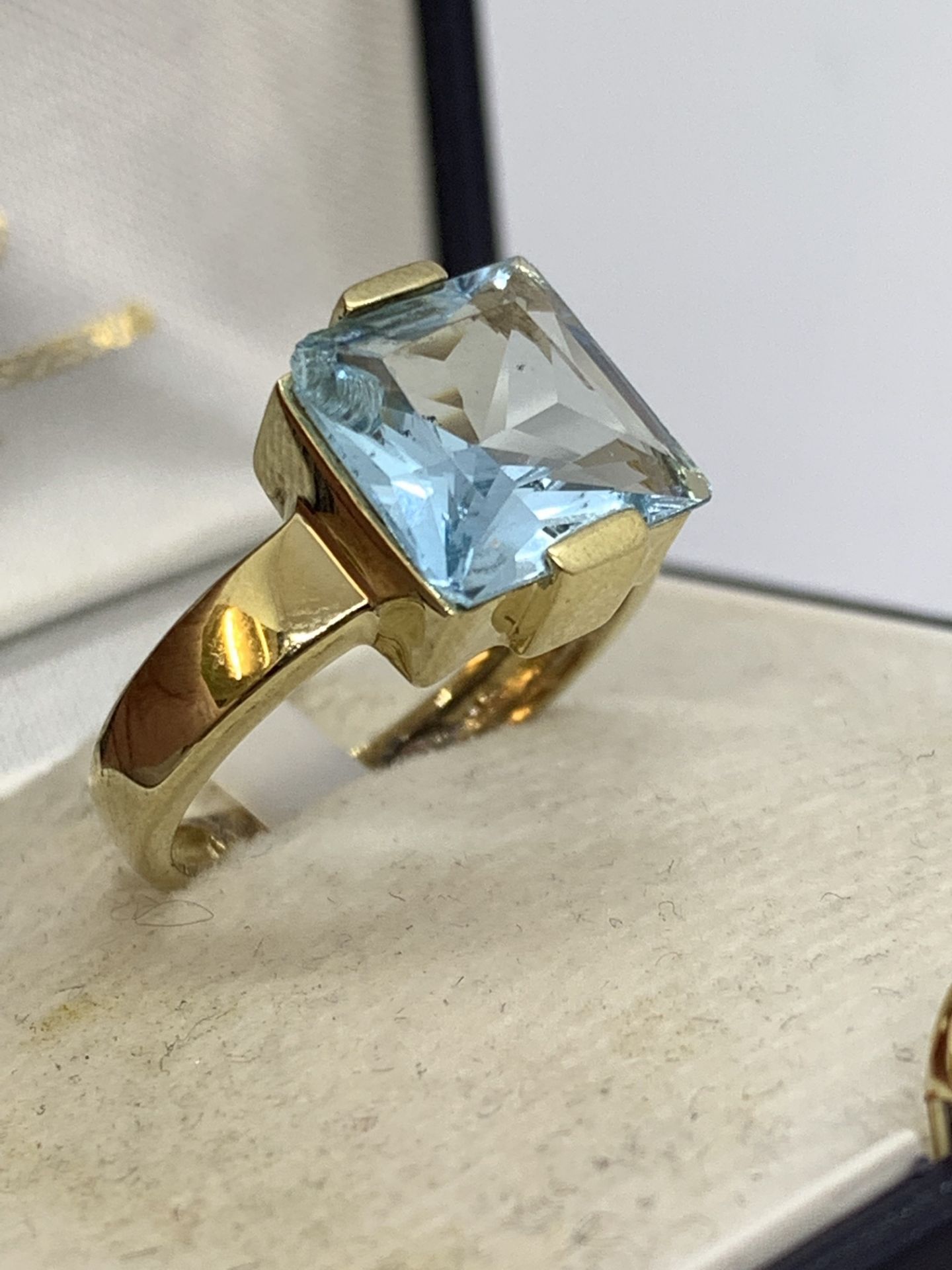 BLUE TOPAZ SET RING IN 18ct YELLOW GOLD - 3.5g APPROX - SIZE P APPROX