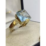 BLUE TOPAZ SET RING IN 18ct YELLOW GOLD - 3.5g APPROX - SIZE P APPROX