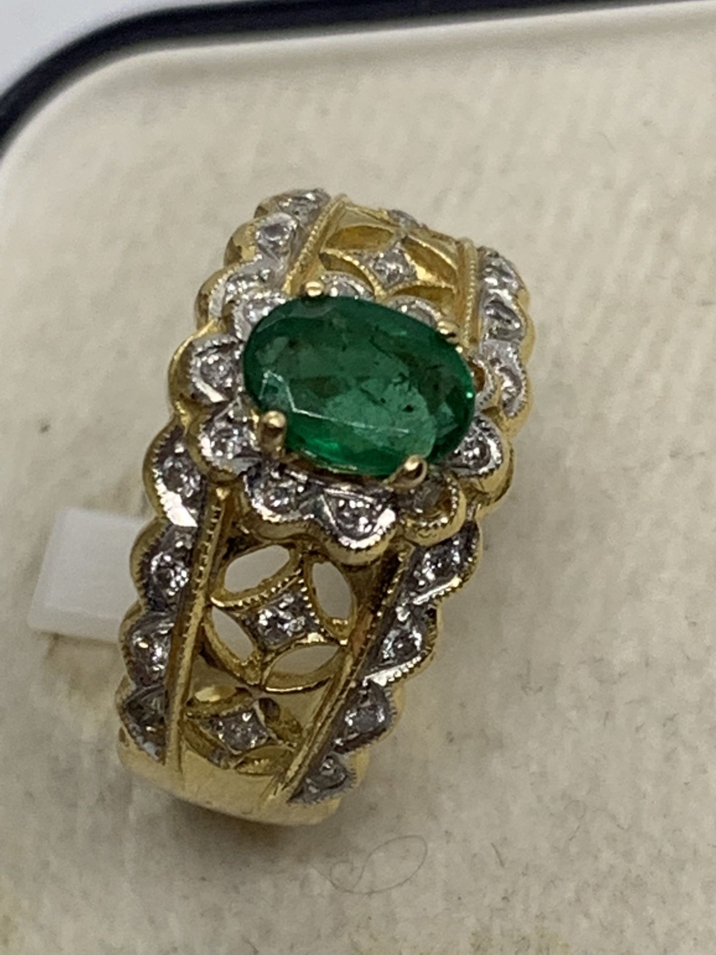 18ct GOLD EMERALD & DIAMOND RING - Image 4 of 5