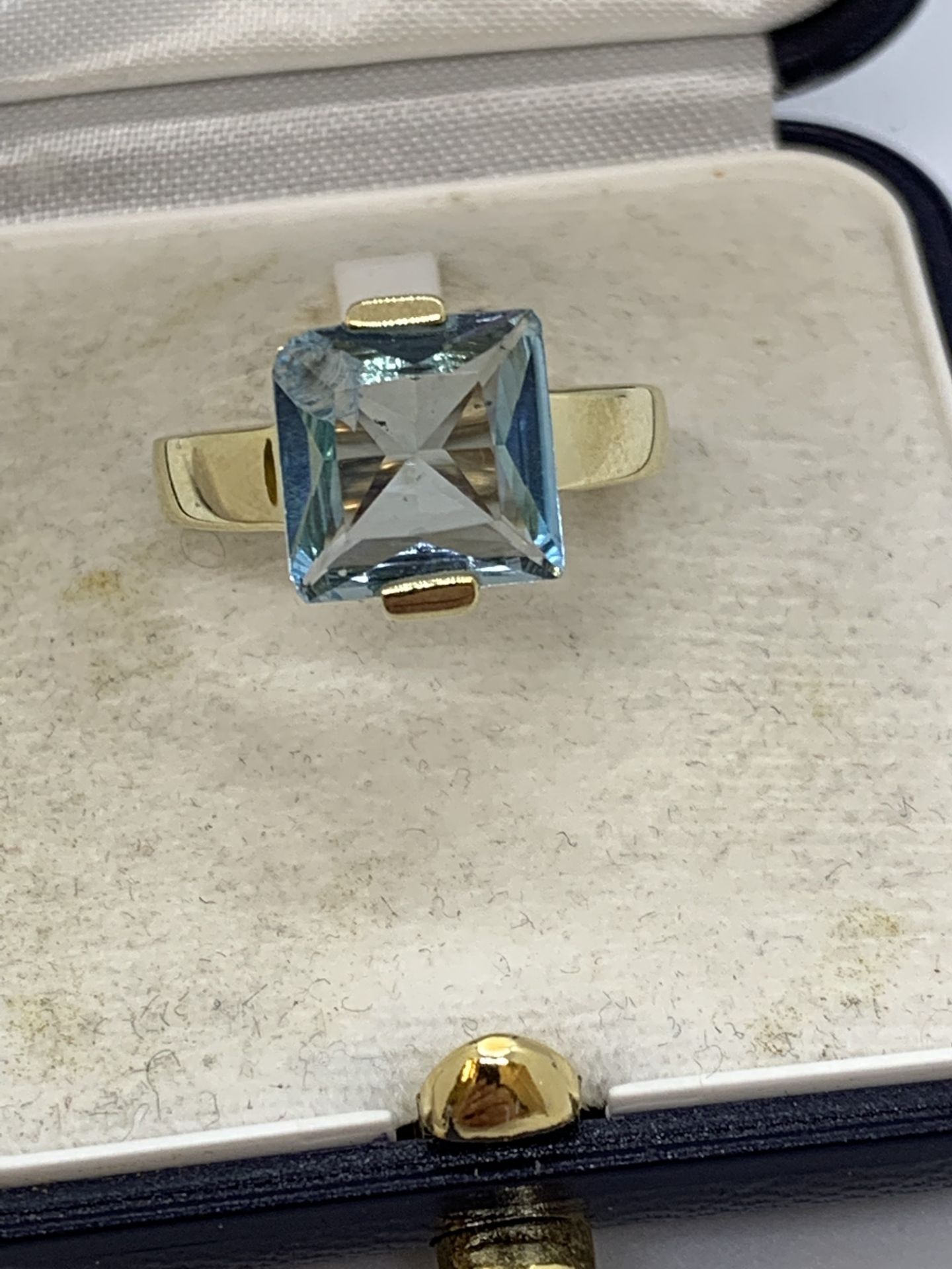 BLUE TOPAZ SET RING IN 18ct YELLOW GOLD - 3.5g APPROX - SIZE P APPROX - Image 2 of 4