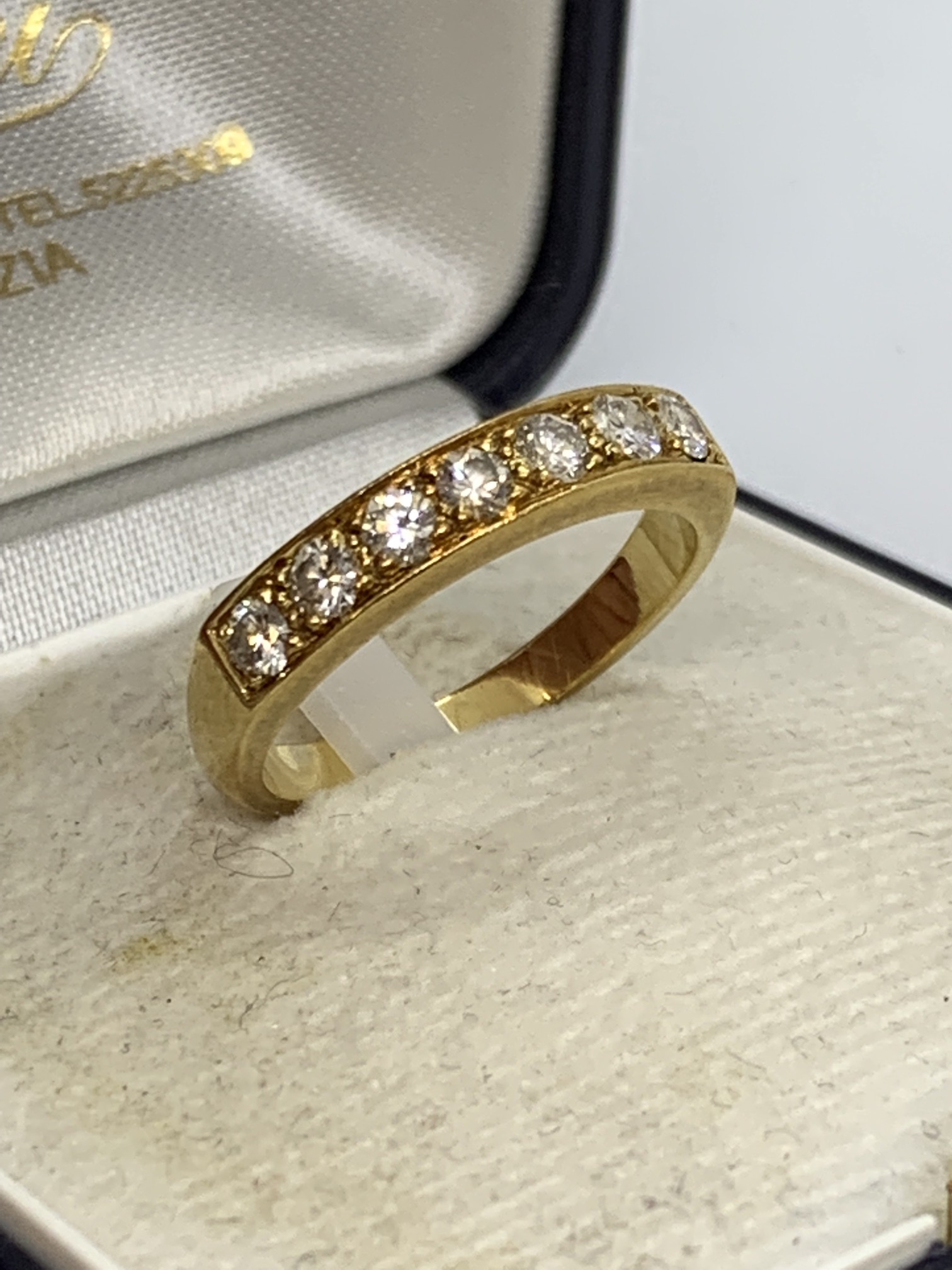 DIAMOND 1/2 ETERNITY RING IN 18ct YELLOW GOLD - 4.1g APPROX - SIZE M APPROX - Image 3 of 8