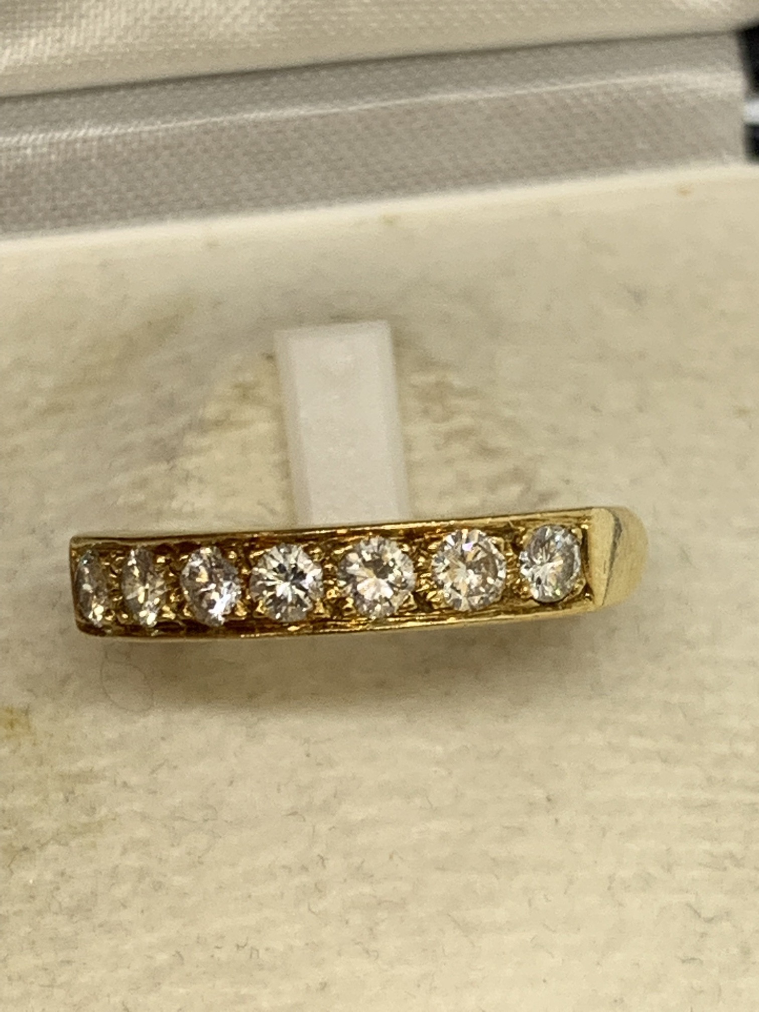 DIAMOND 1/2 ETERNITY RING IN 18ct YELLOW GOLD - 4.1g APPROX - SIZE M APPROX - Image 7 of 8