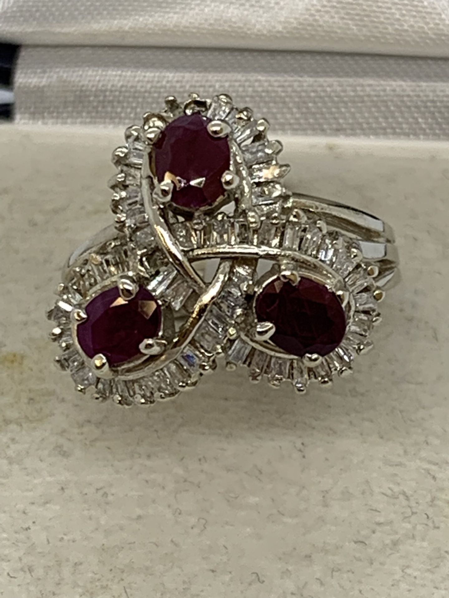 TRIPLE RUBY & DIAMOND SET RING IN 14ct GOLD - 6.8g APPROX - SIZE M APPROX - Image 3 of 8