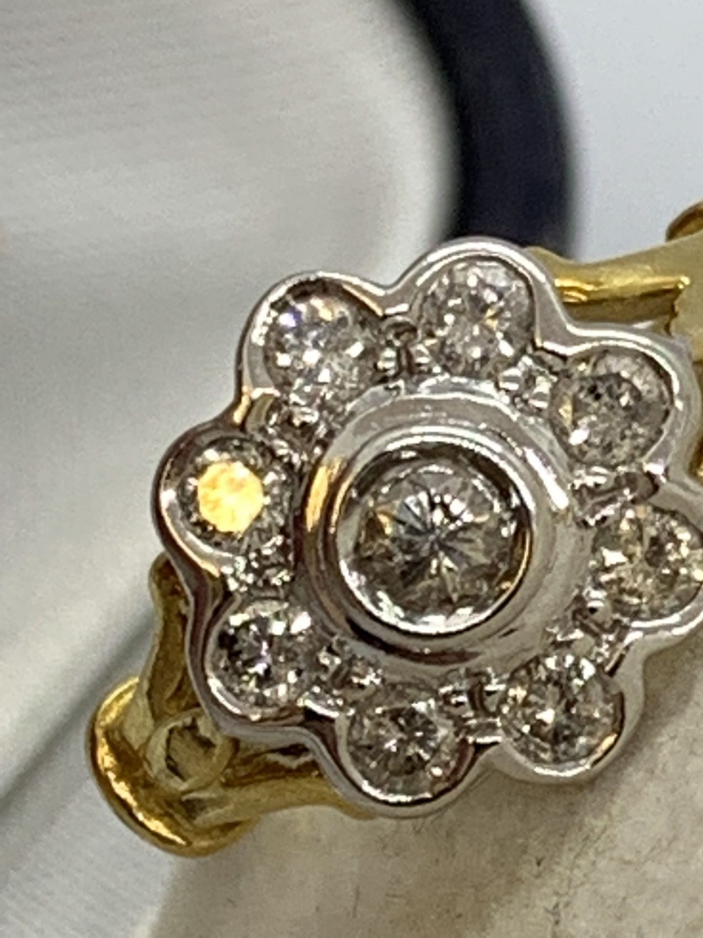 DIAMOND DAISY RING IN 18ct GOLD - 4.1g APPROX - SIZE J APPROX - Image 3 of 5