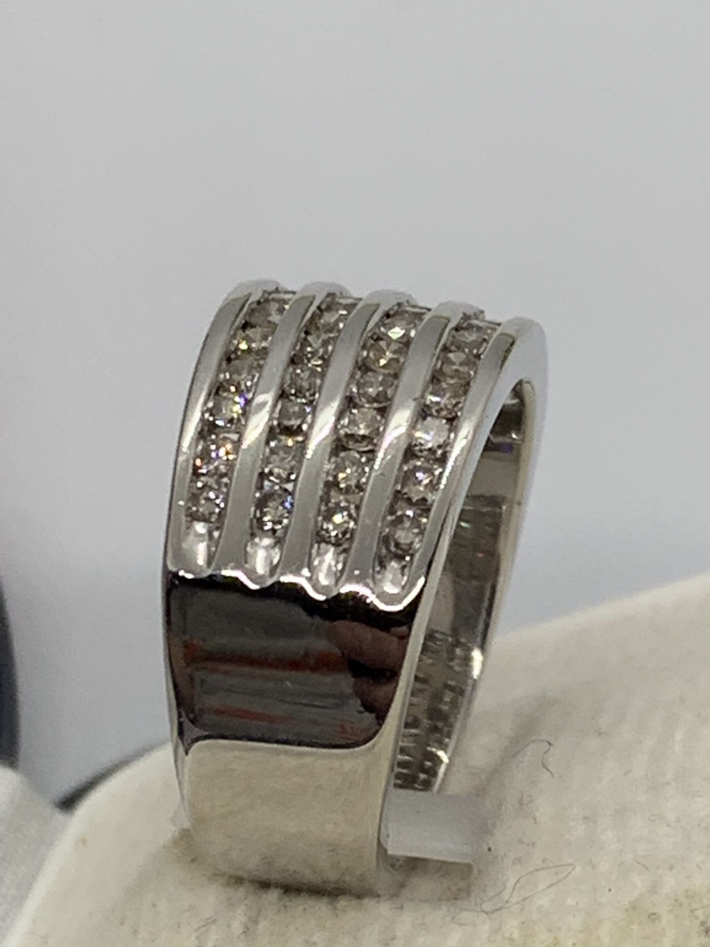 18ct WHITE GOLD 4 ROW DIAMOND SET RING 1.00ct - Image 4 of 8