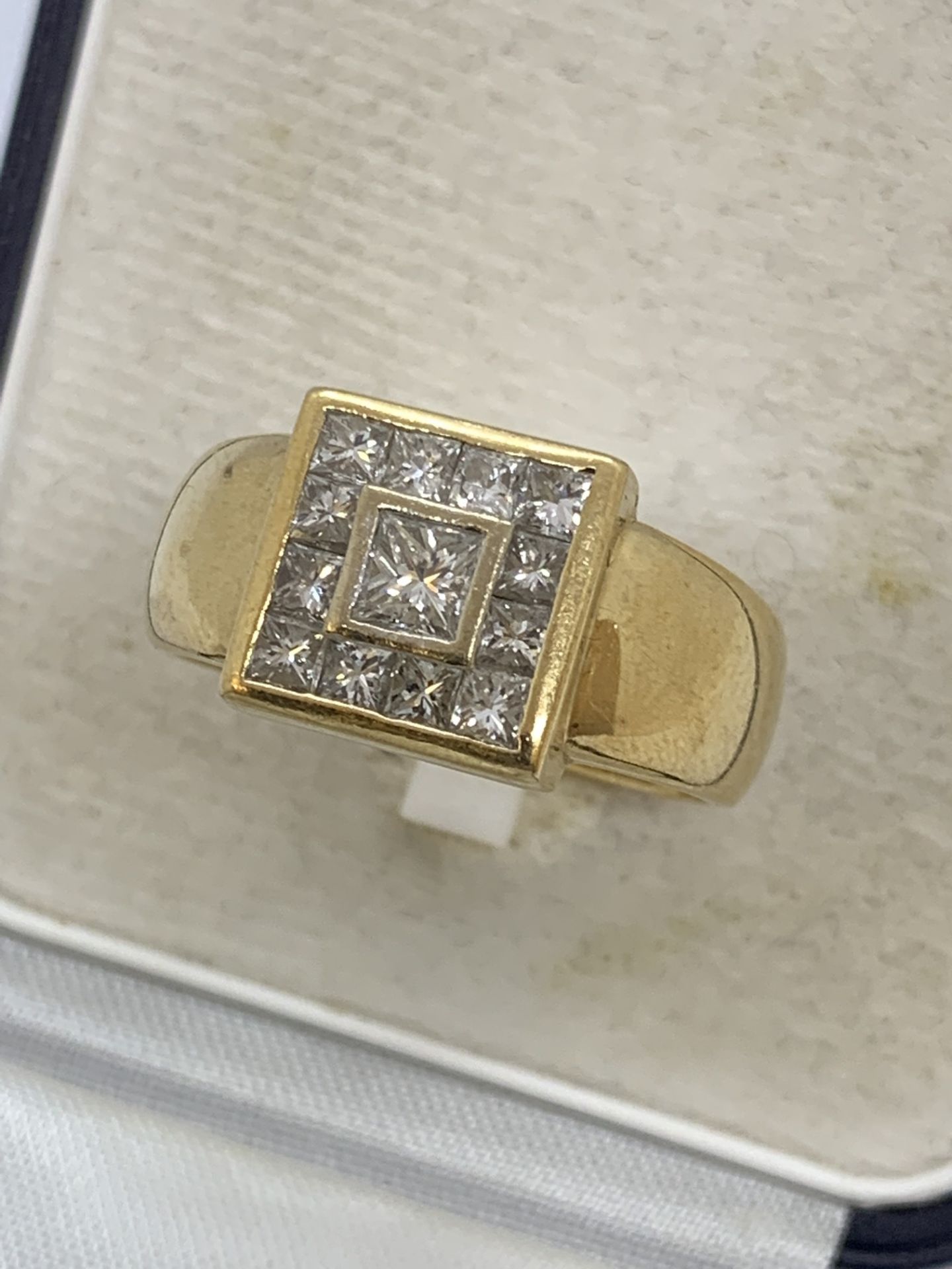 DIAMOND SET RING IN 18ct YELLOW GOLD - 11.4g APPROX - SIZE T APPROX - Image 3 of 3